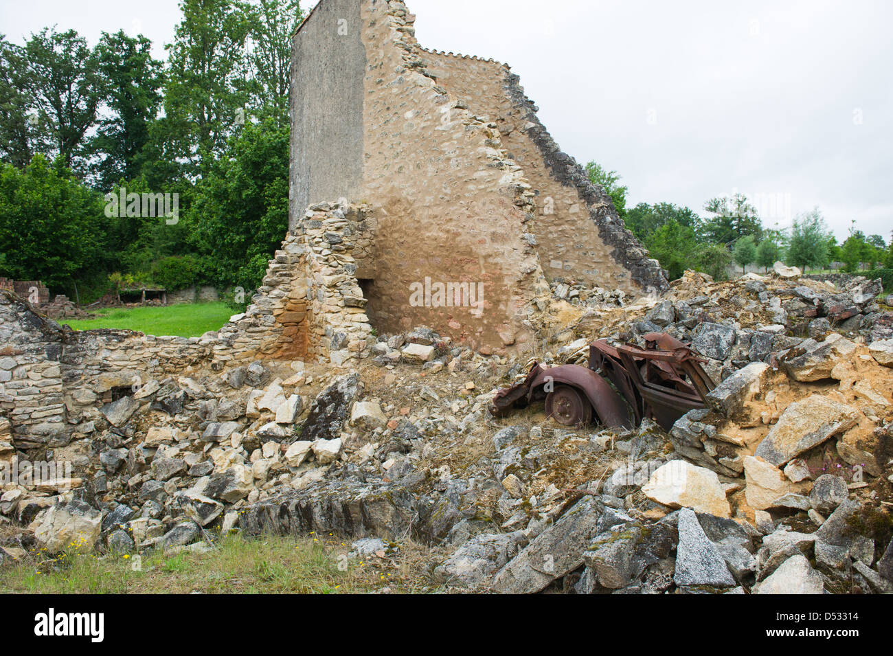 Mietwagen in Ruine in Oradour Sur Glane in französischen Limousin zerstört Stockfoto