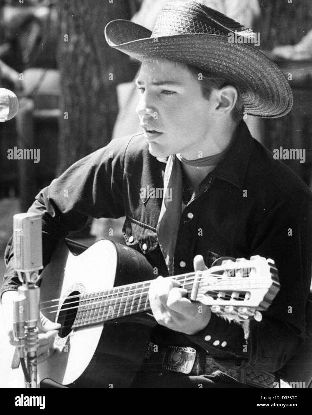 Danny Coflin tritt 1970 beim Florida Folk Festival in White Springs, Florida auf. Das Bild zeigt die lebendige Volksmusik-Kultur in Florida und die Bedeutung von Volksfesten für die Erhaltung lokaler Traditionen. Stockfoto