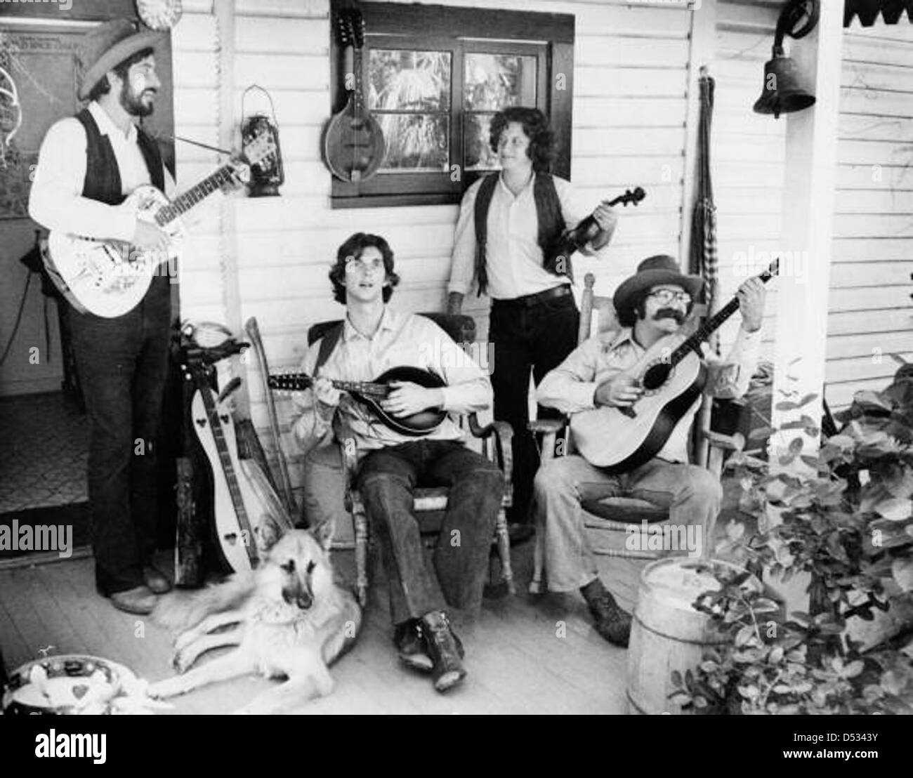 Ein Foto der Folk-Band „The Back Porch Boys“ aus Stuart, Florida, bestehend aus Bob Kane, Frank Bacon, Ken Crawford und Michael Goodman. Die Gruppe ist bekannt für ihre traditionelle Volksmusik mit Streichinstrumenten. Stockfoto