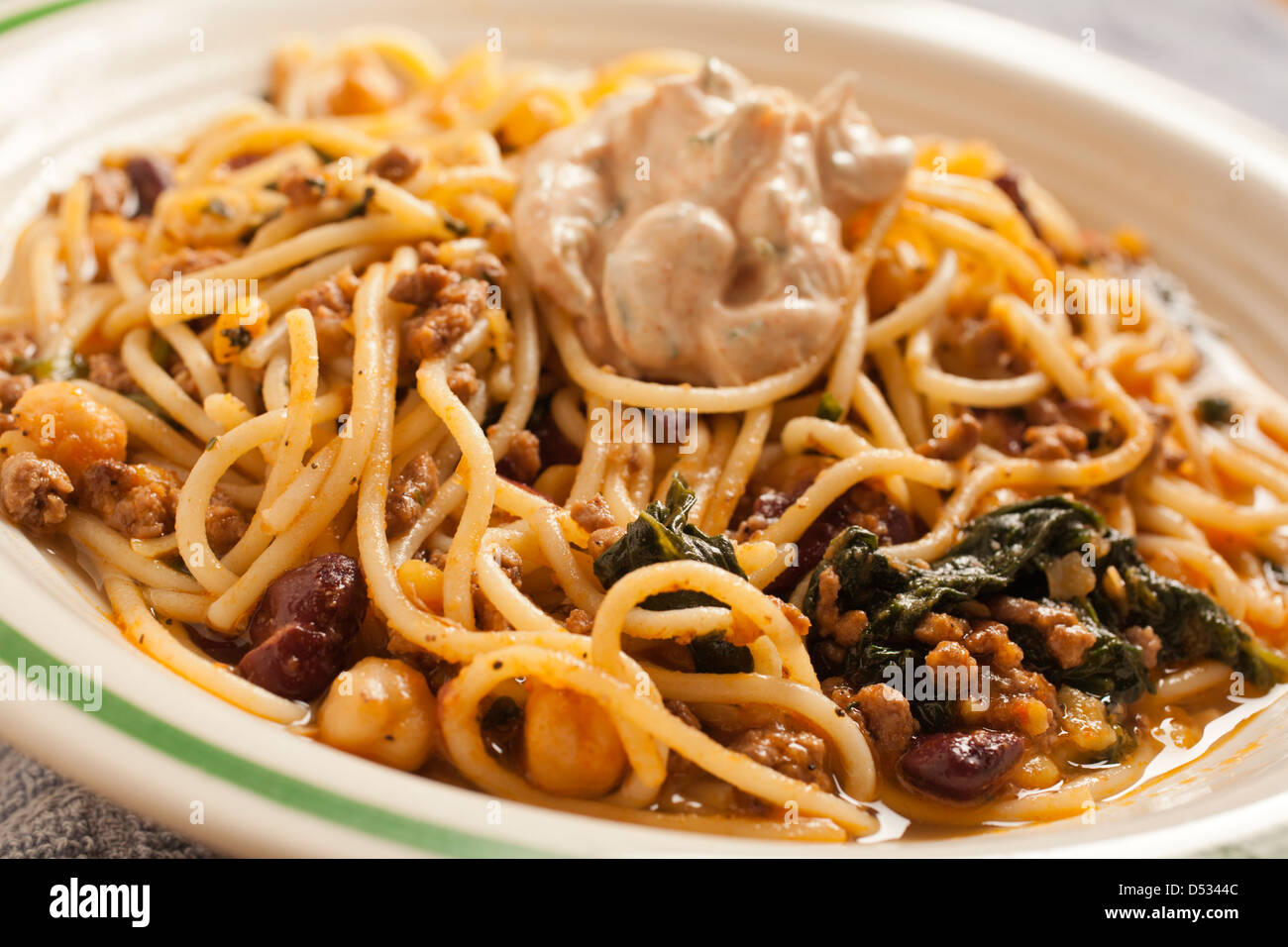 Afghanische Spaghetti mit Fleisch, Bohnen und Joghurt: Aush Stockfoto