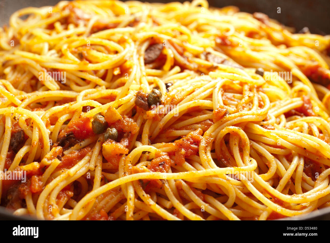 Spaghetti Alla Puttanesca, der römischen Klassiker Stockfoto