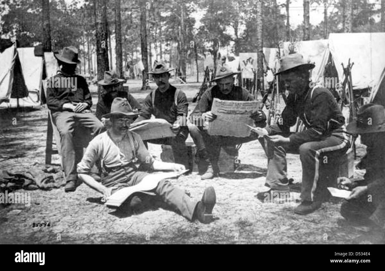 Firma E der 9. Infanterie, die Zeitung zu lesen, während des Spanisch-Amerikanischen Krieges Stockfoto