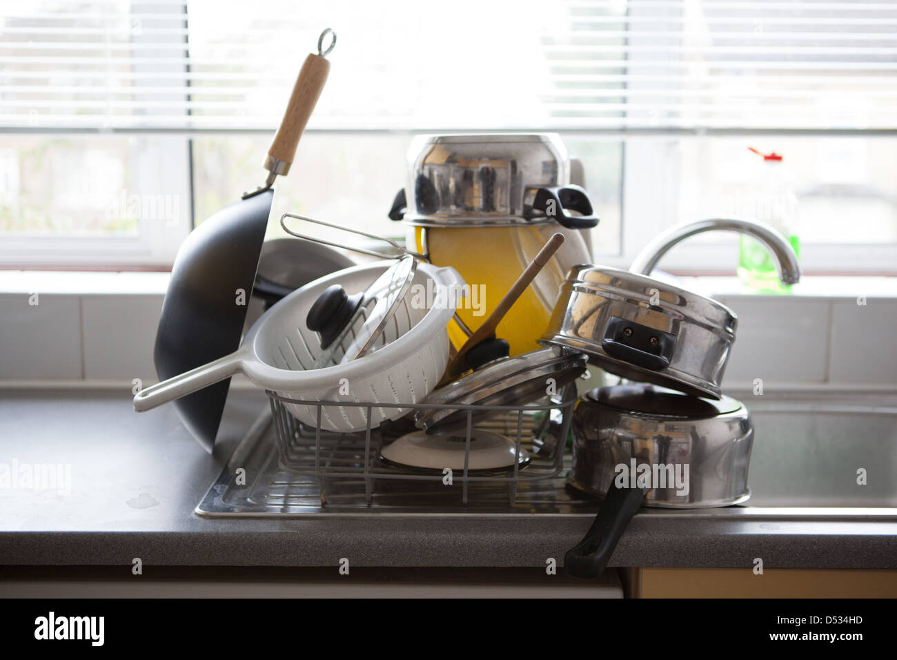 Links auf die Abtropffläche abwaschen. Stockfoto