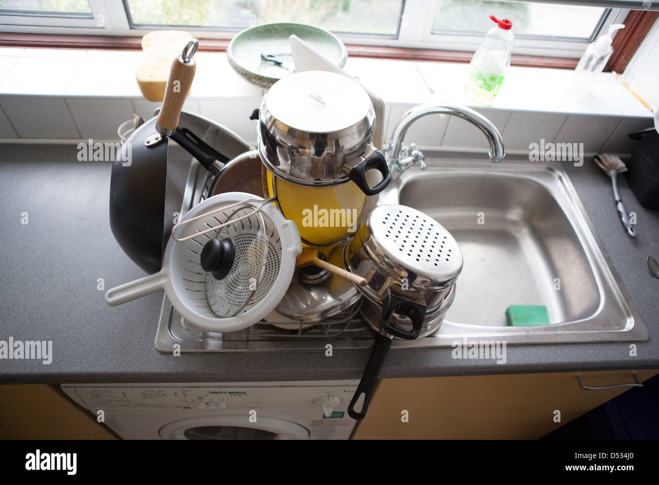 Links auf die Abtropffläche abwaschen. Stockfoto