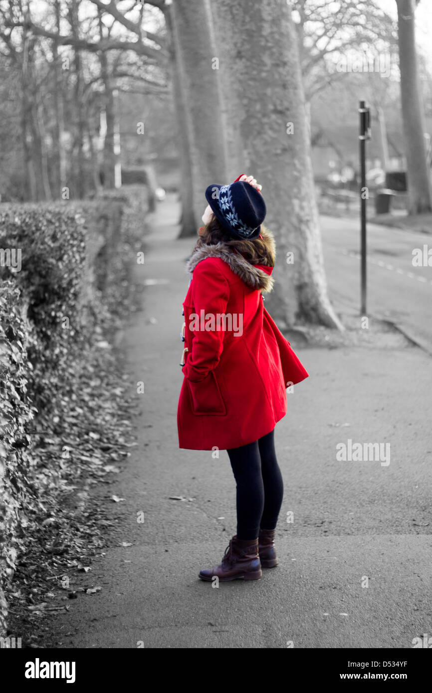 Mädchen in einem roten Mantel Stockfoto