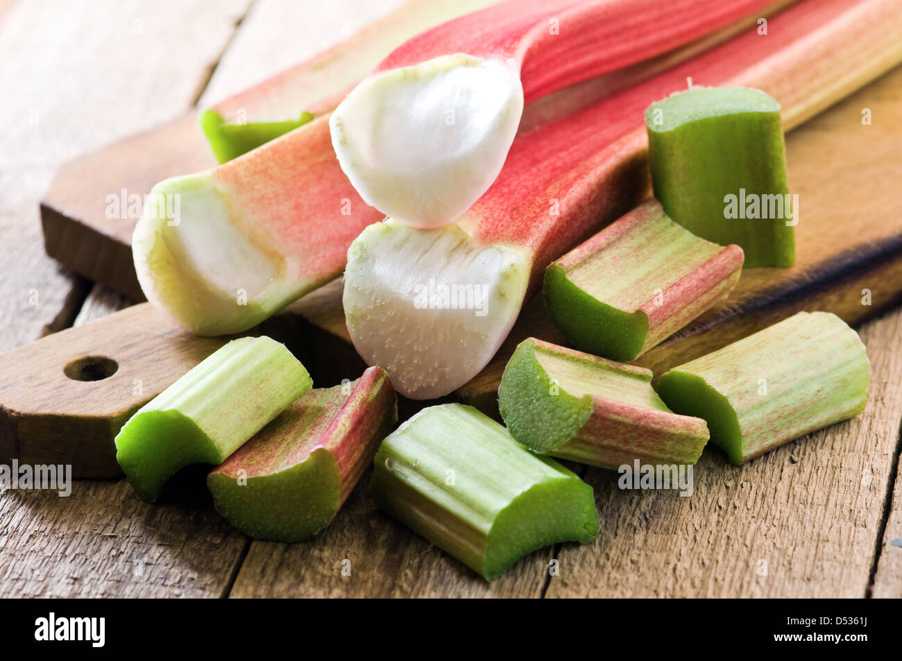 Pieplant auf Holzplatte closeup Stockfoto