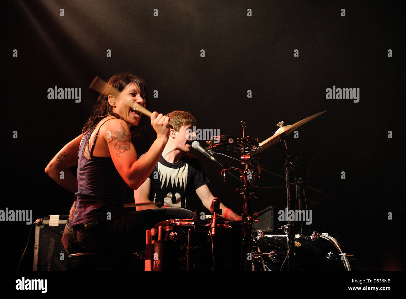 BARCELONA, Spanien - 2 APR: Kim Schifino (links) und Matt Johnson (rechts), Matt und Kim Band führt auf Apolo am 2. April 2011 Stockfoto BARCELONA, Spanien - 2 APR: Kim Schifino (links) und Matt Johnson (rechts), Matt und Kim Band führt auf Apolo am 2. April 2011 Stockfoto