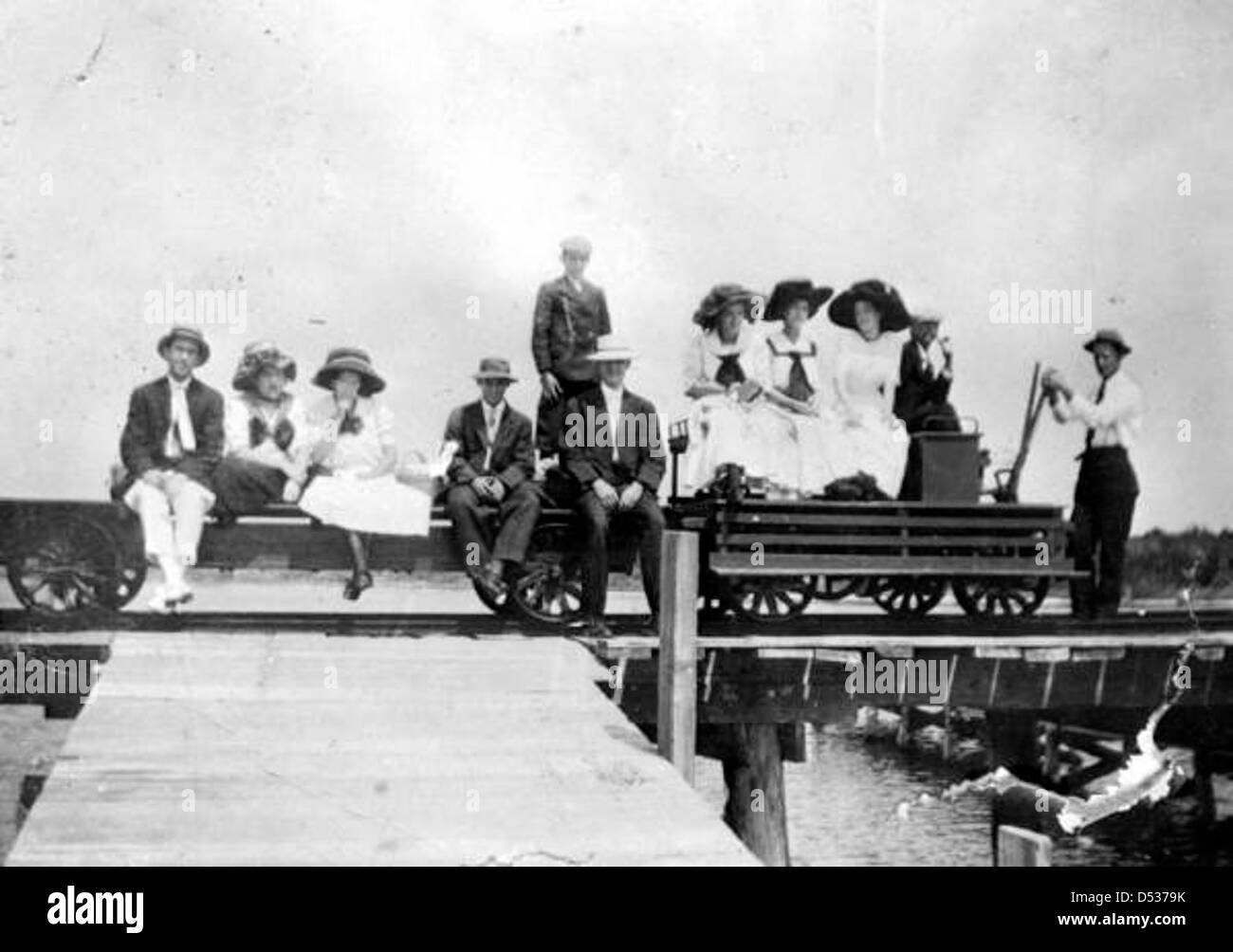 Ein kleiner offener Zug fährt am Melbourne Beach, Florida. Dieses historische Foto aus der State Library and Archives of Florida zeigt den Transport und die Freizeitreisen entlang der Küste Floridas aus dem frühen 20. Jahrhundert. Stockfoto