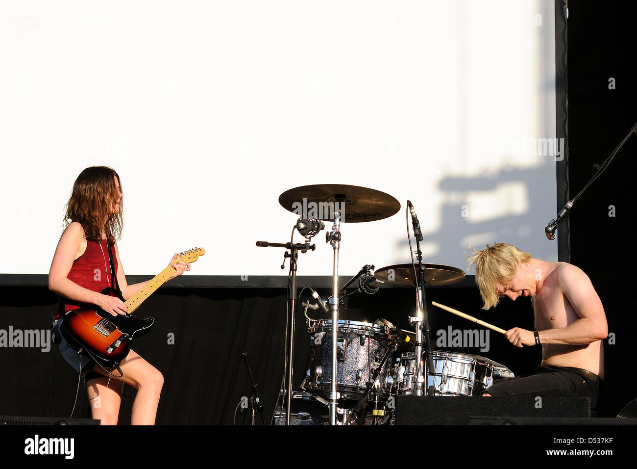 BARCELONA, Spanien - 25 JUN: Blood Red Shoes Band führt auf Universidad Complutense am 25. Juni 2011 in Madrid, Spanien. Stockfoto