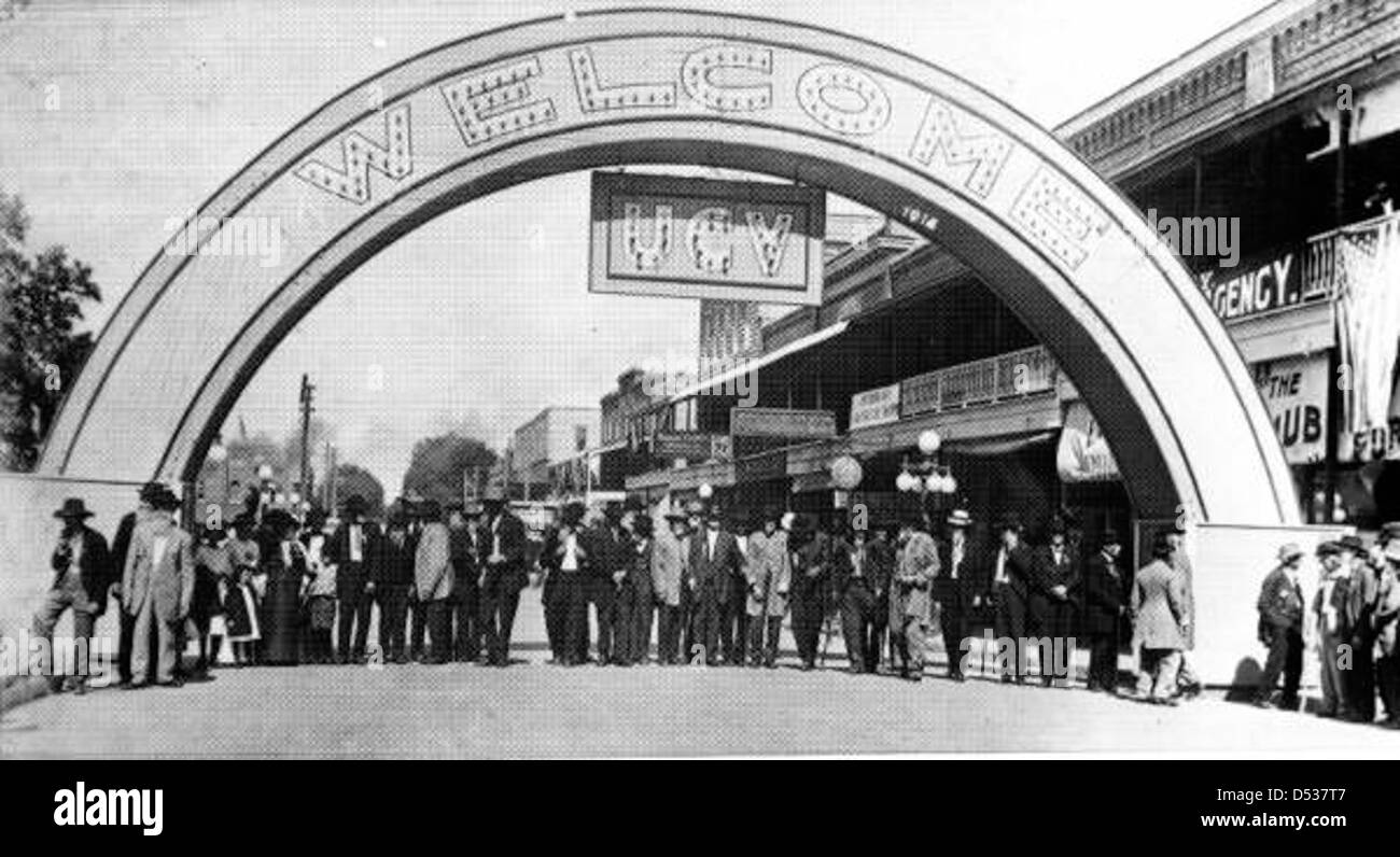 Mitglieder der United Confederate Veterans sind auf der Kentucky Avenue in Lakeland, Florida abgebildet und spiegeln die Präsenz der Confederate Veterans und ihre gesellschaftlichen Zusammenkünfte in der Geschichte des Bundesstaates wider. Stockfoto