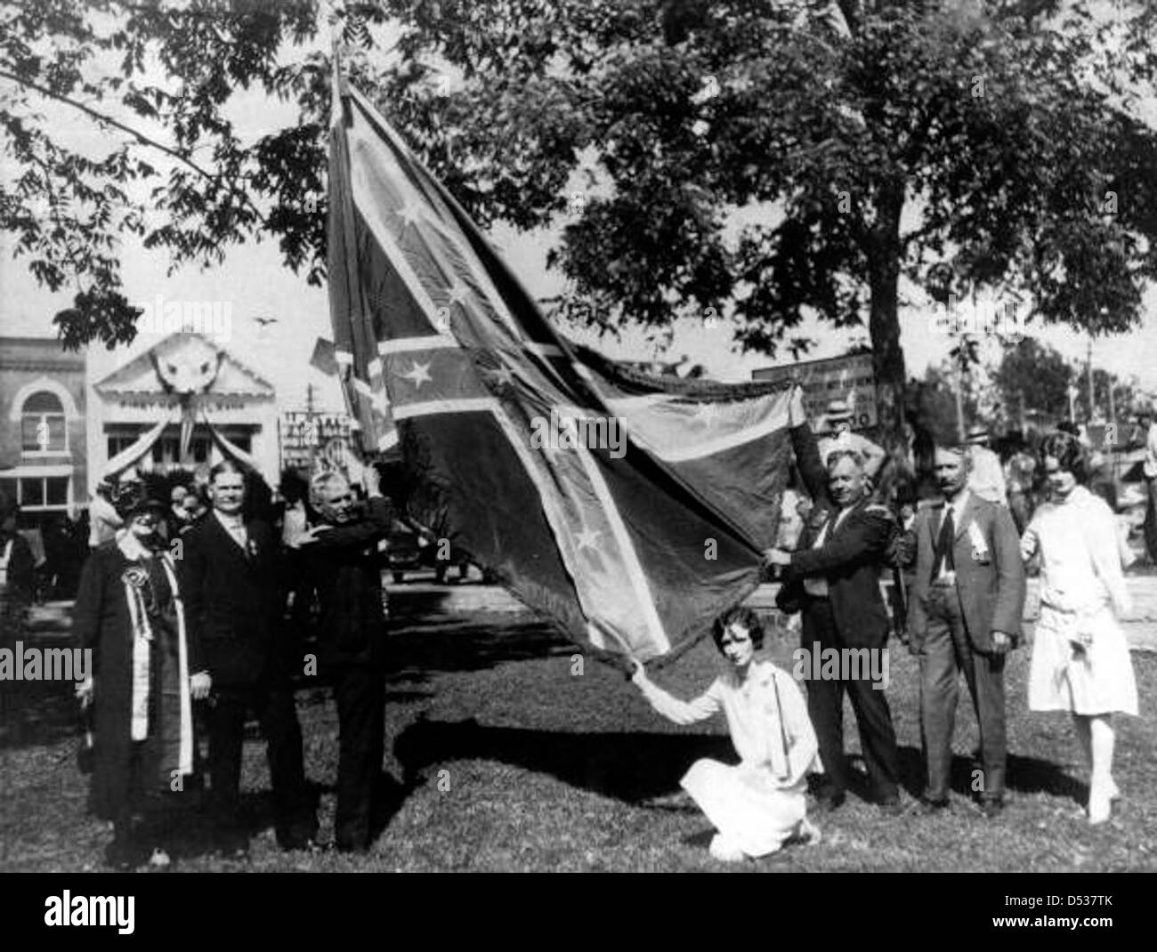 Eine Gruppe von Leuten, die eine Flagge bei einem United Confederate Veterans-Wiedersehen in Marianna, Florida, halten. Die Veranstaltung erinnerte an den Bürgerkrieg und die Veteranen der Konföderation. Stockfoto