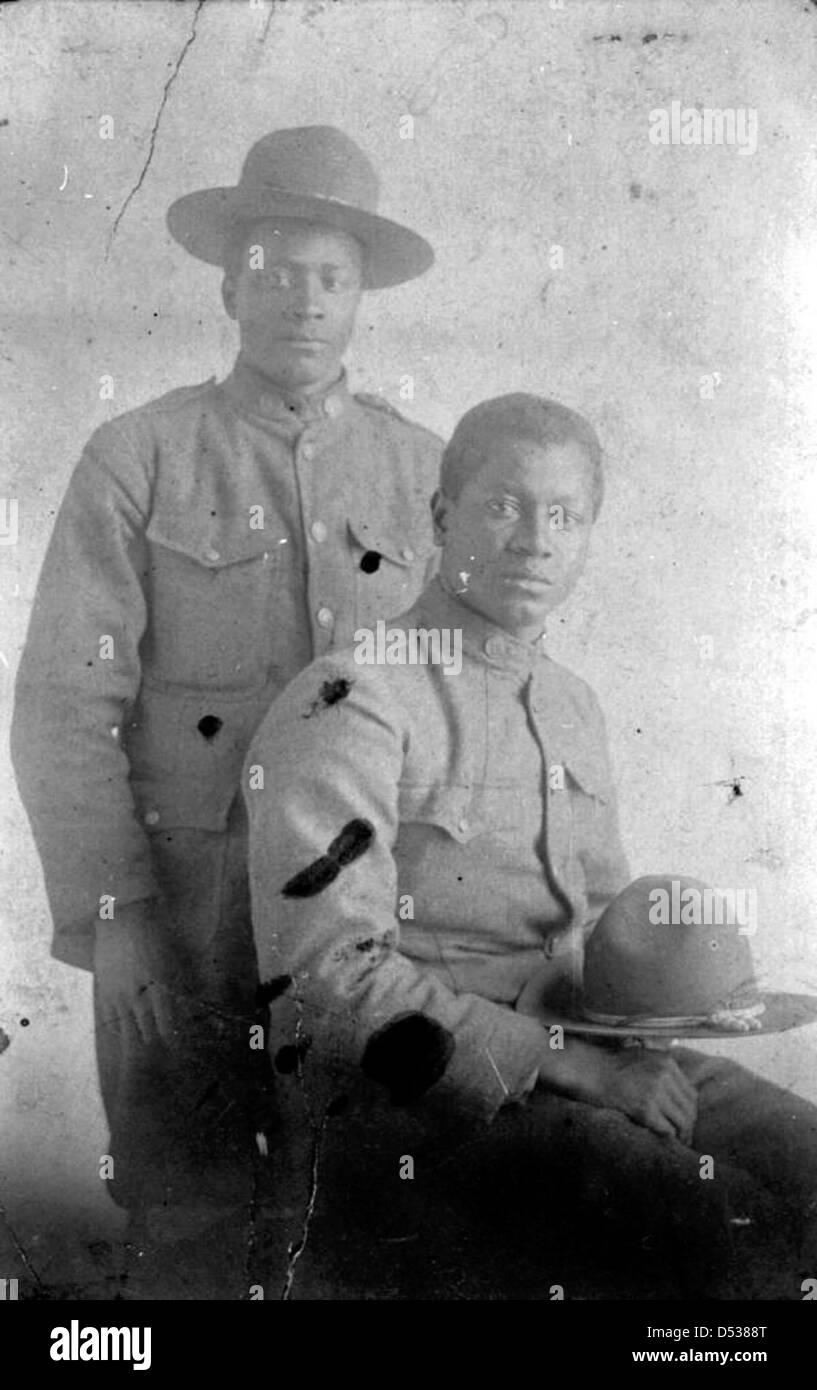 S. Augustus Aikens und ein Freund, beide in Uniform, posieren in Cherry Lake, Florida. Dieses Bild aus der State Library and Archives of Florida zeigt afroamerikanische Soldaten und ihre Rolle in der Geschichte der USA während des Black History Month. Stockfoto