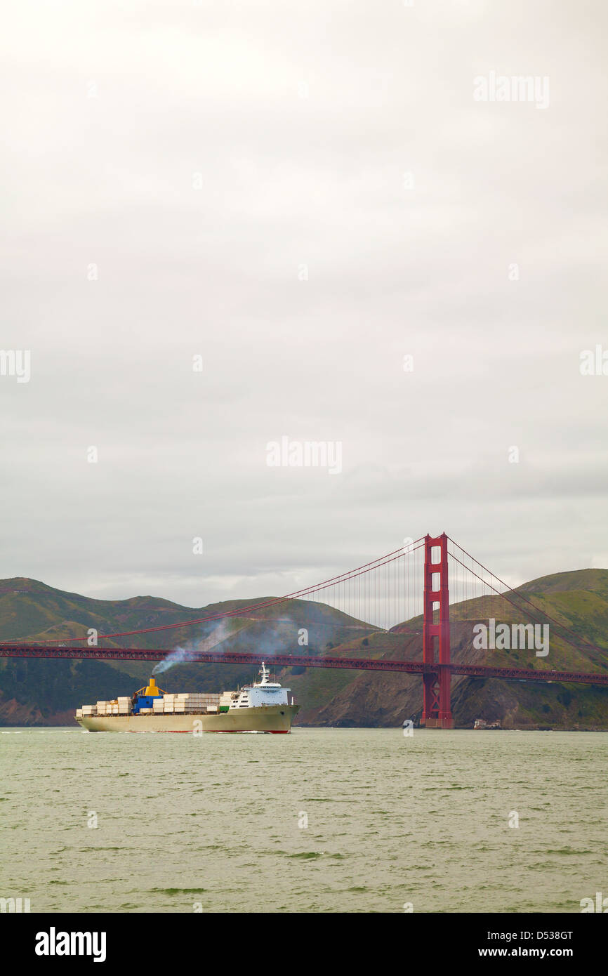 Seeschiff unter Golden Gate Brücke in San Francisco am Morgen Stockfoto