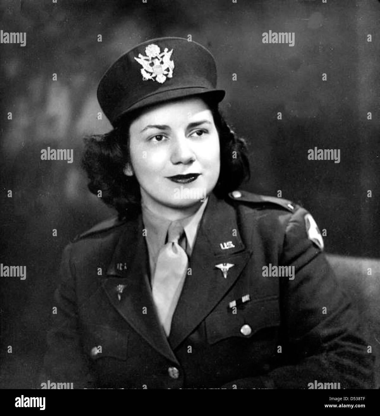 Porträt von Sarah Kaplan, einem 2. Lieutenant des Armeekorps während des Zweiten Weltkriegs. Sie diente in der Ardenschlacht und war Teil der jüdisch-amerikanischen Militärbeiträge. Dieses Bild ist Teil der MOSAIKSAMMLUNG. Stockfoto