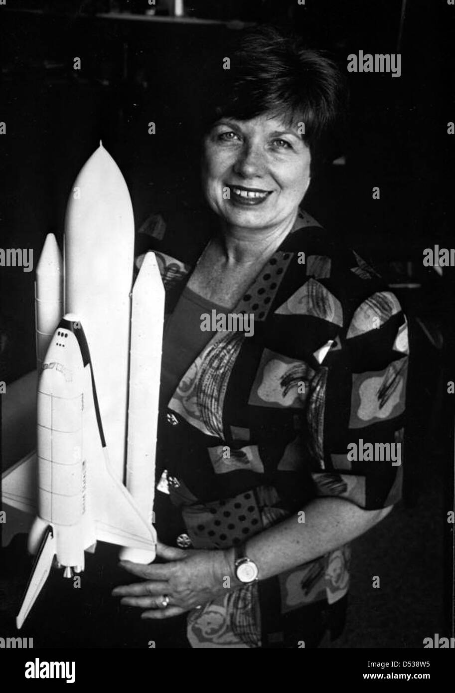JoAnn Hardin Morgan, posiert mit einem Modell des Space shuttle Stockfoto