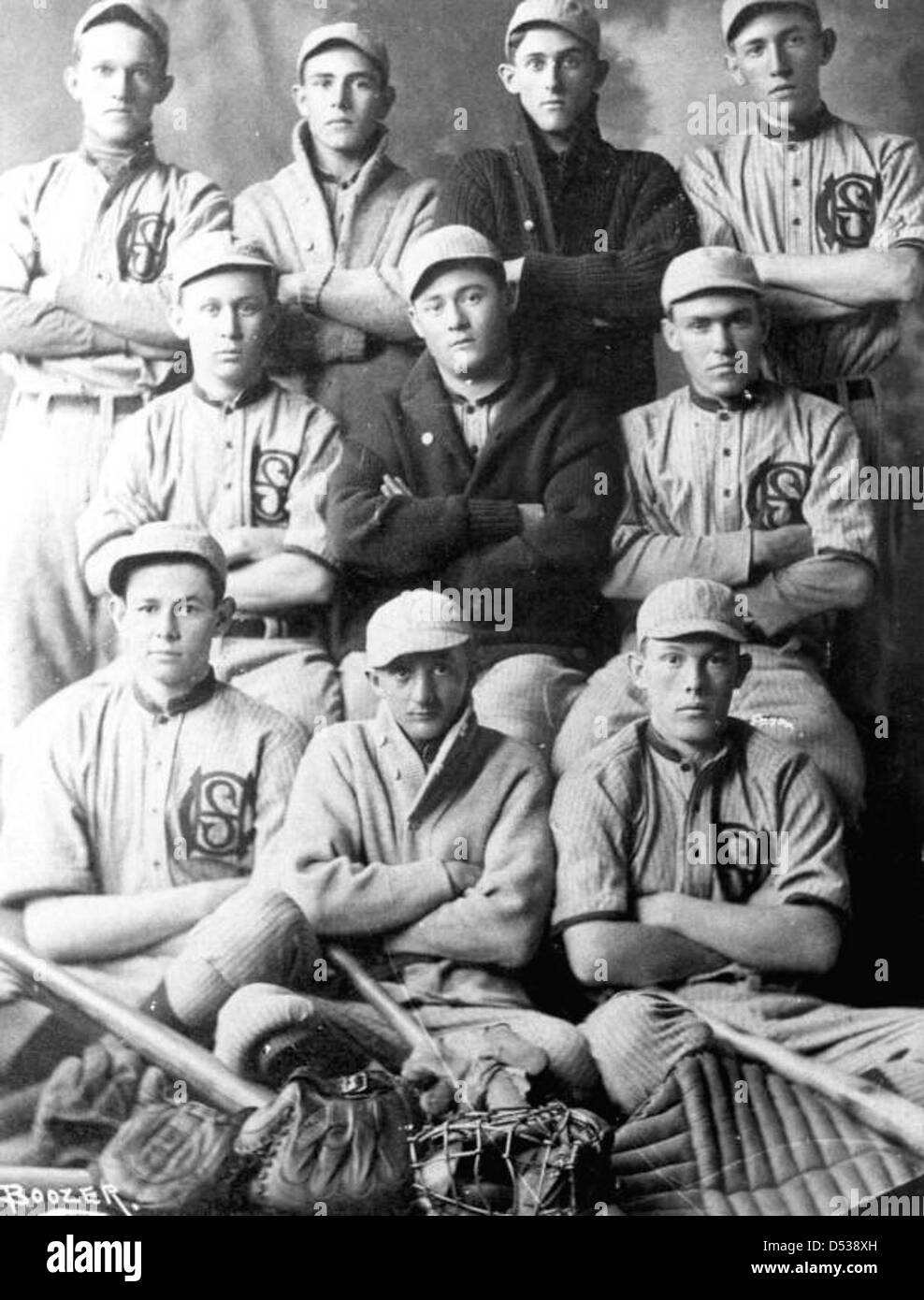 Ein Porträt des Baseballteams der Columbia High School aus Lake City, Florida. Das Bild, Teil der Boozer Photo Kollektion, zeigt das Team in ihren Uniformen mit Baseballausrüstung wie Fledermäusen, Handschuhen und Fangausrüstung. Sie wird von der State Library and Archives of Florida archiviert. Stockfoto Ein Porträt des Baseballteams der Columbia High School aus Lake City, Florida. Das Bild, Teil der Boozer Photo Kollektion, zeigt das Team in ihren Uniformen mit Baseballausrüstung wie Fledermäusen, Handschuhen und Fangausrüstung. Sie wird von der State Library and Archives of Florida archiviert. Stockfoto