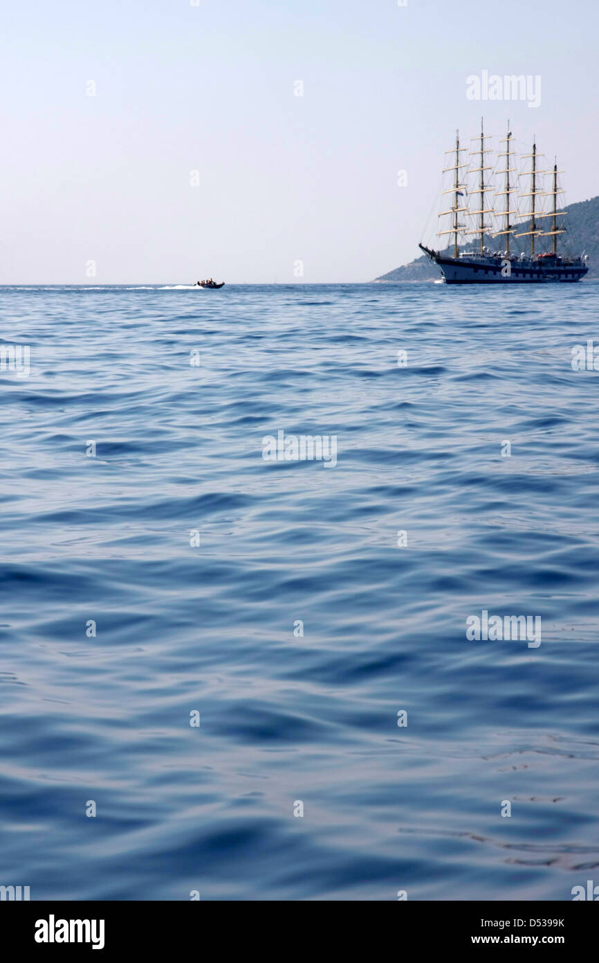 Großes Segelboot und kleinen Schlauchboot Stockfoto