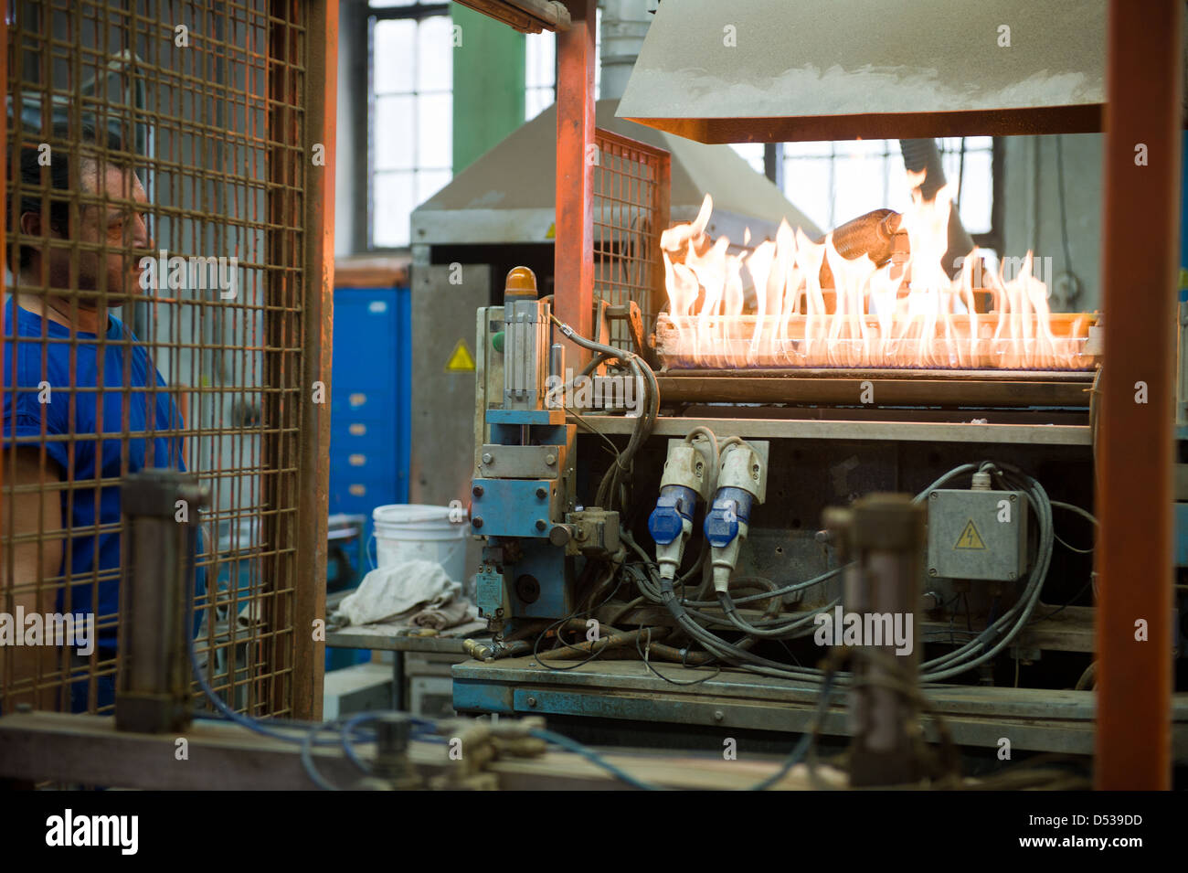 Berlin, Deutschland, Mitarbeiter steuert die Casting-Prozess von Blei-Grid-Elektroden Stockfoto