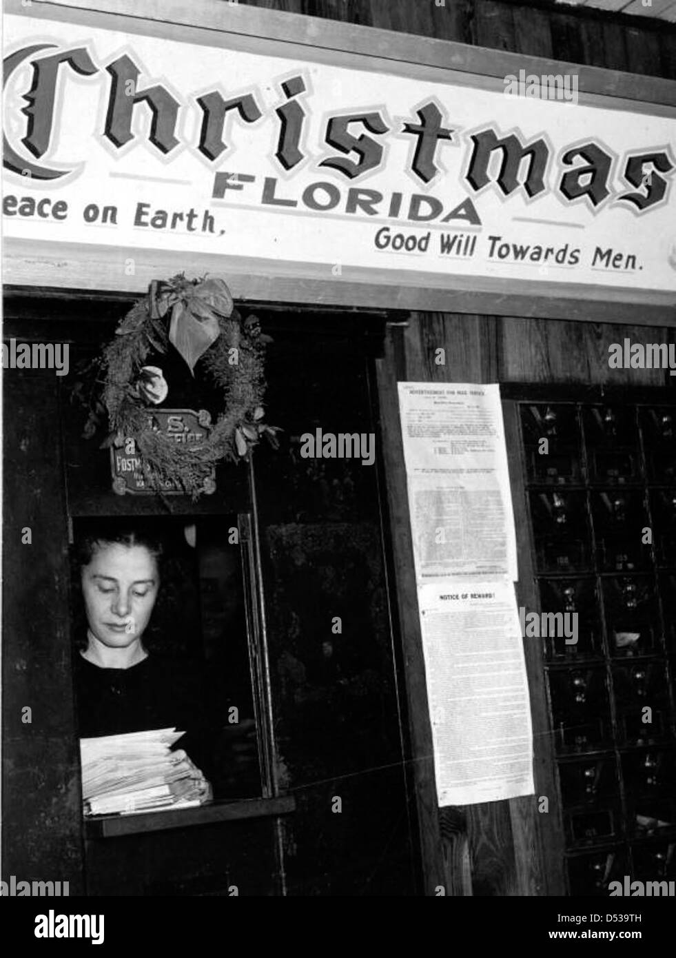 Frau Juanita Elisabeth Smith Tucker sortieren Briefe an den Weihnachtsmann: Weihnachten, Florida Stockfoto