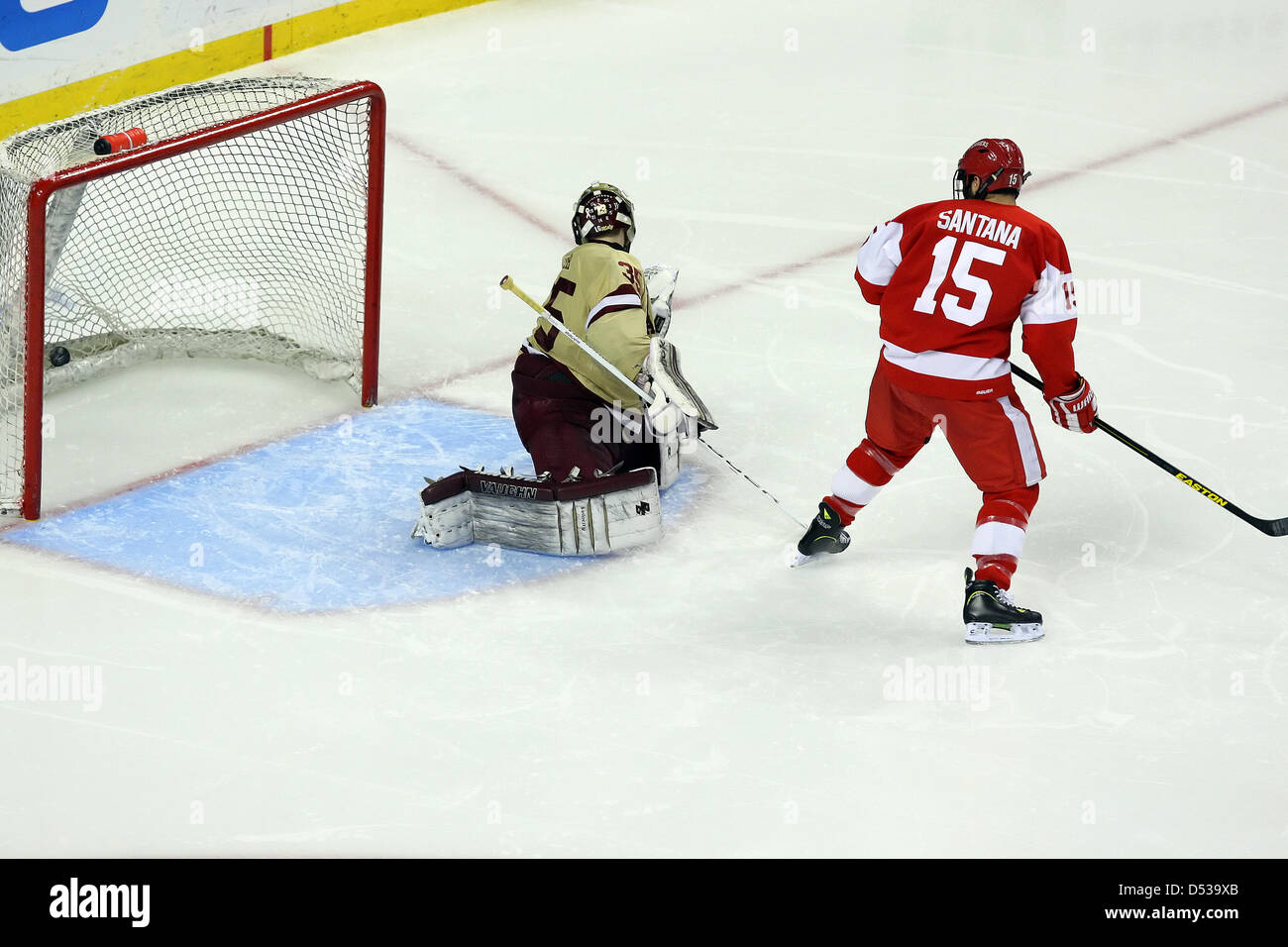 22. März 2013 - betrachten Sie Boston, Massachusetts, USA - Boston Universität Terriers vorwärts Ryan Santana (15) und Boston College Eagles Torhüter Parker Milner (35) den Puck auf der Rückseite das Netz während der Hockey East Halbfinale Spiel zwischen der Boston Universität Terriers und Boston College Eagles im TD Garden. Anthony Nesmith/CSM Stockfoto