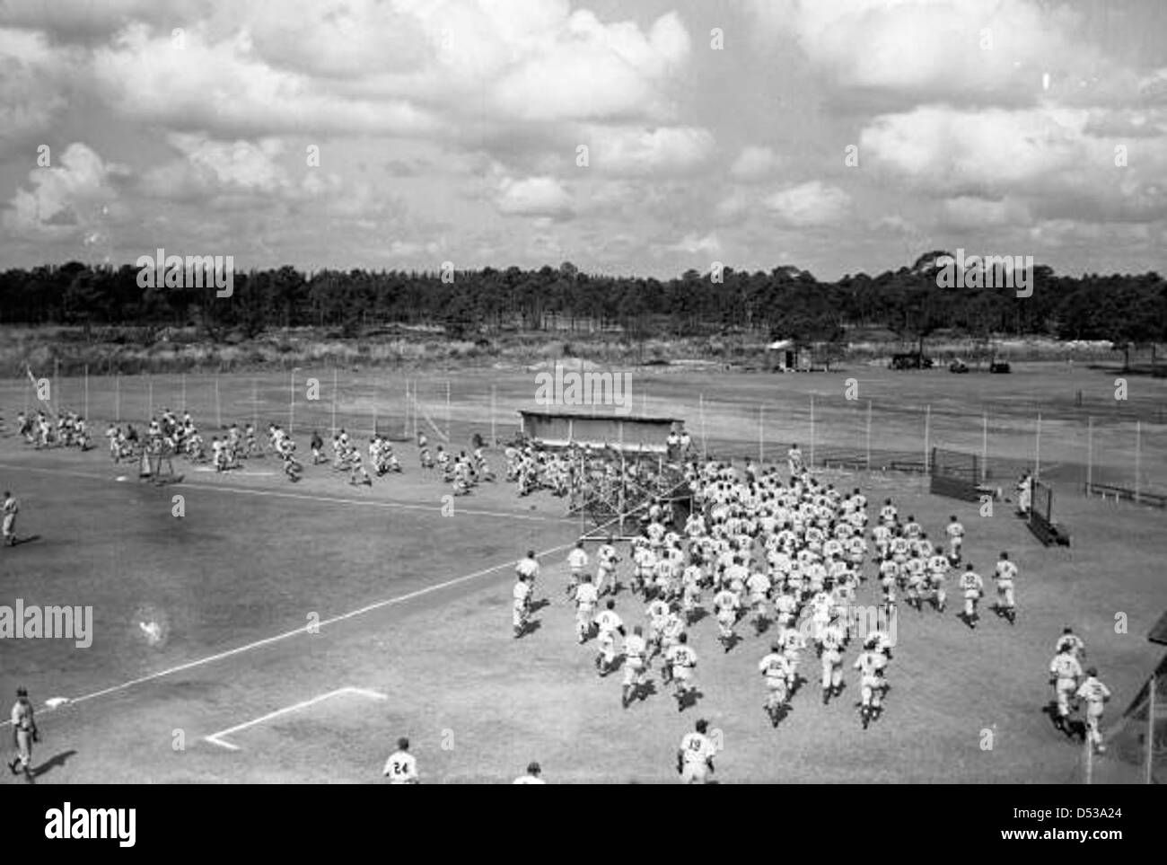Das Baseballteam der Brooklyn Dodgers wird während des Frühjahrstrainings in Vero Beach, Florida, in den 1940er Jahren beobachtet Das Bild spiegelt die Vorbereitung des Teams auf die Saison und die Rolle Floridas beim Baseballtraining während dieser Zeit wider. Stockfoto