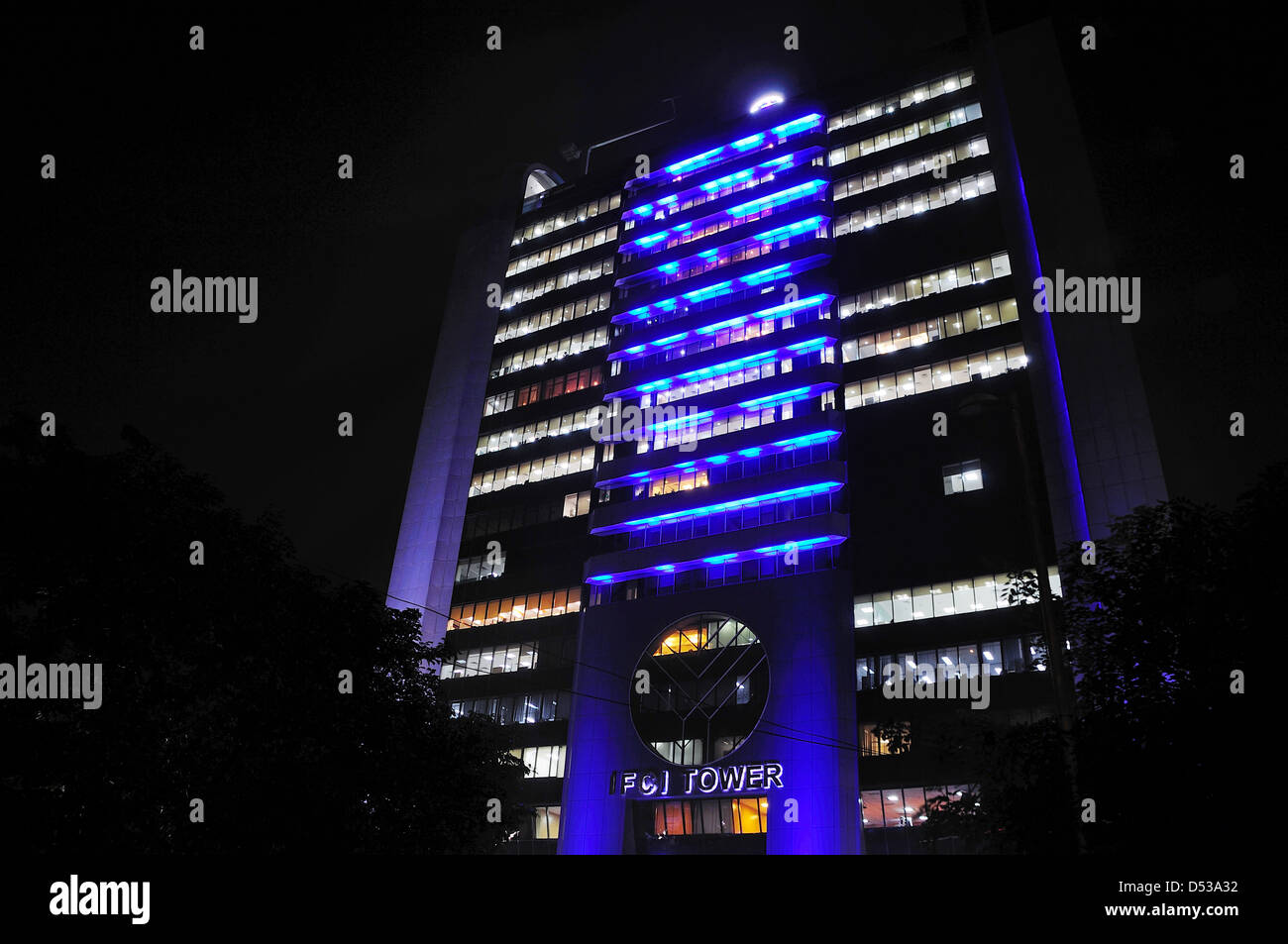 Modernes Gebäude in der Nacht in Delhi Stockfoto