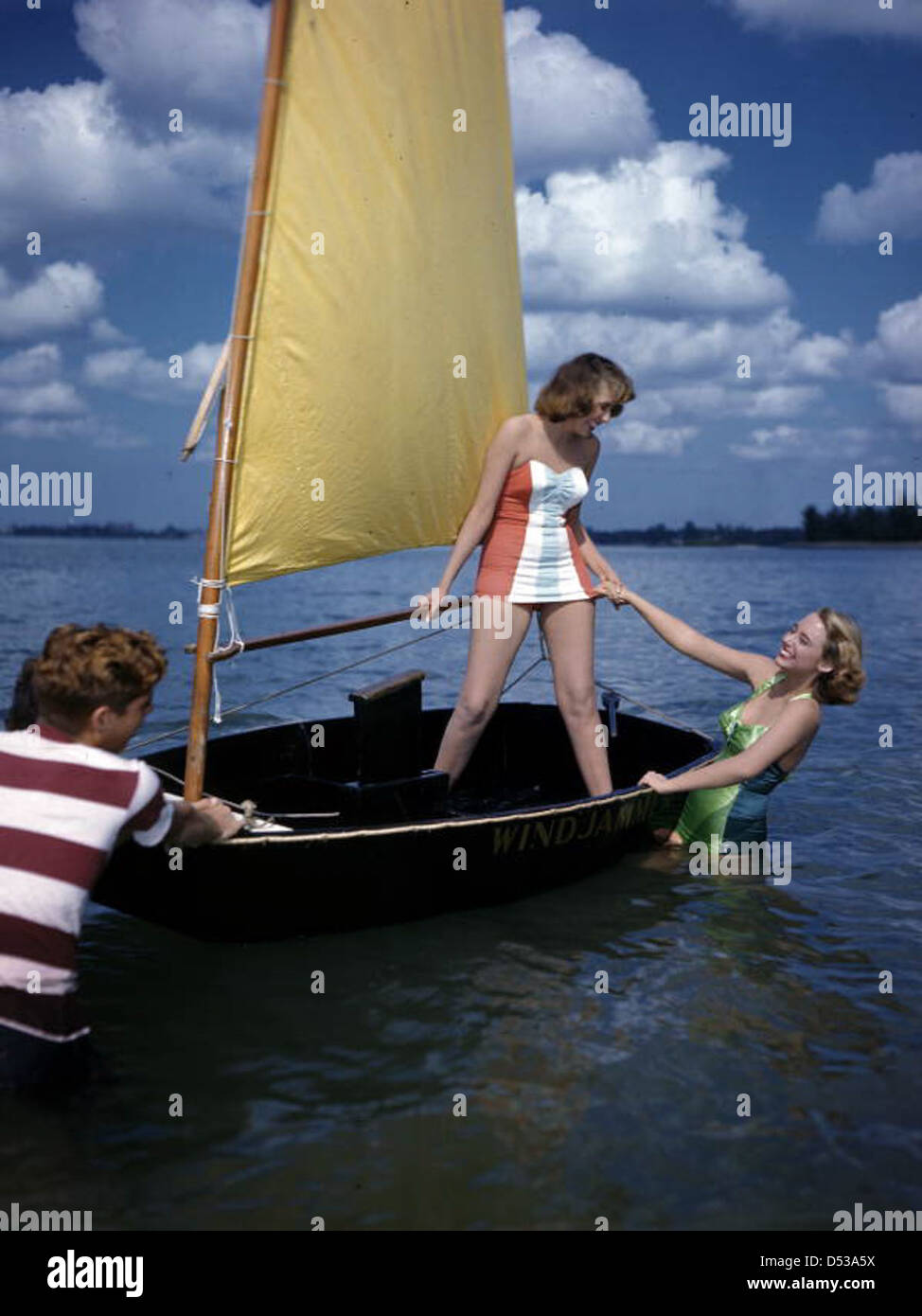 Nora Carrol und Lois Duncan Steinmetz, Models, wurden in den 1940er Jahren im Freien in Sarasota, Florida, fotografiert Sie werden in Badeanzügen, in der Nähe von Segelbooten und einer malerischen Wasserkulisse gesehen. Das Bild wurde im Collier's Magazine vorgestellt und spiegelt die Moden und Freizeitaktivitäten der 1940er Jahre in Florida wider. Stockfoto
