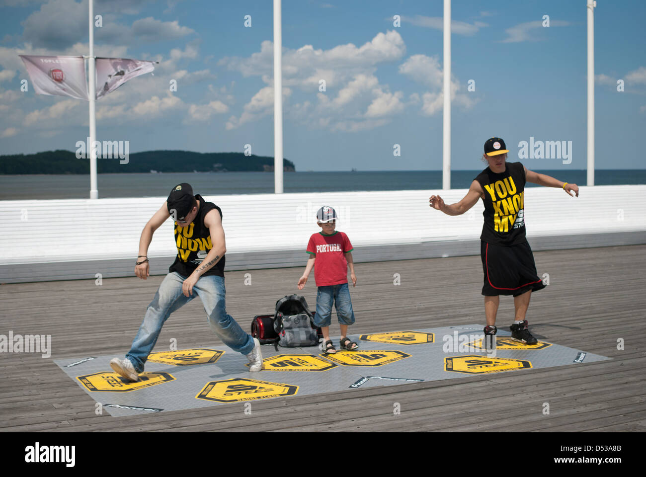 Breakdancer tanzen auf einem pier Stockfoto