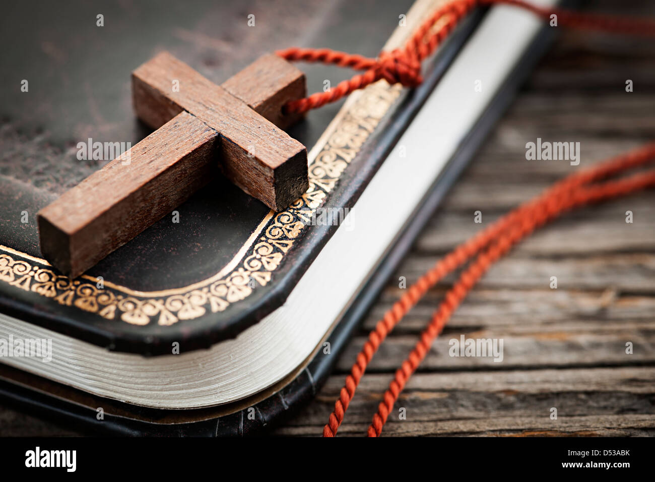 Nahaufnahme von einfachen hölzernen Christian Kreuz Halskette auf Bibel Stockfoto