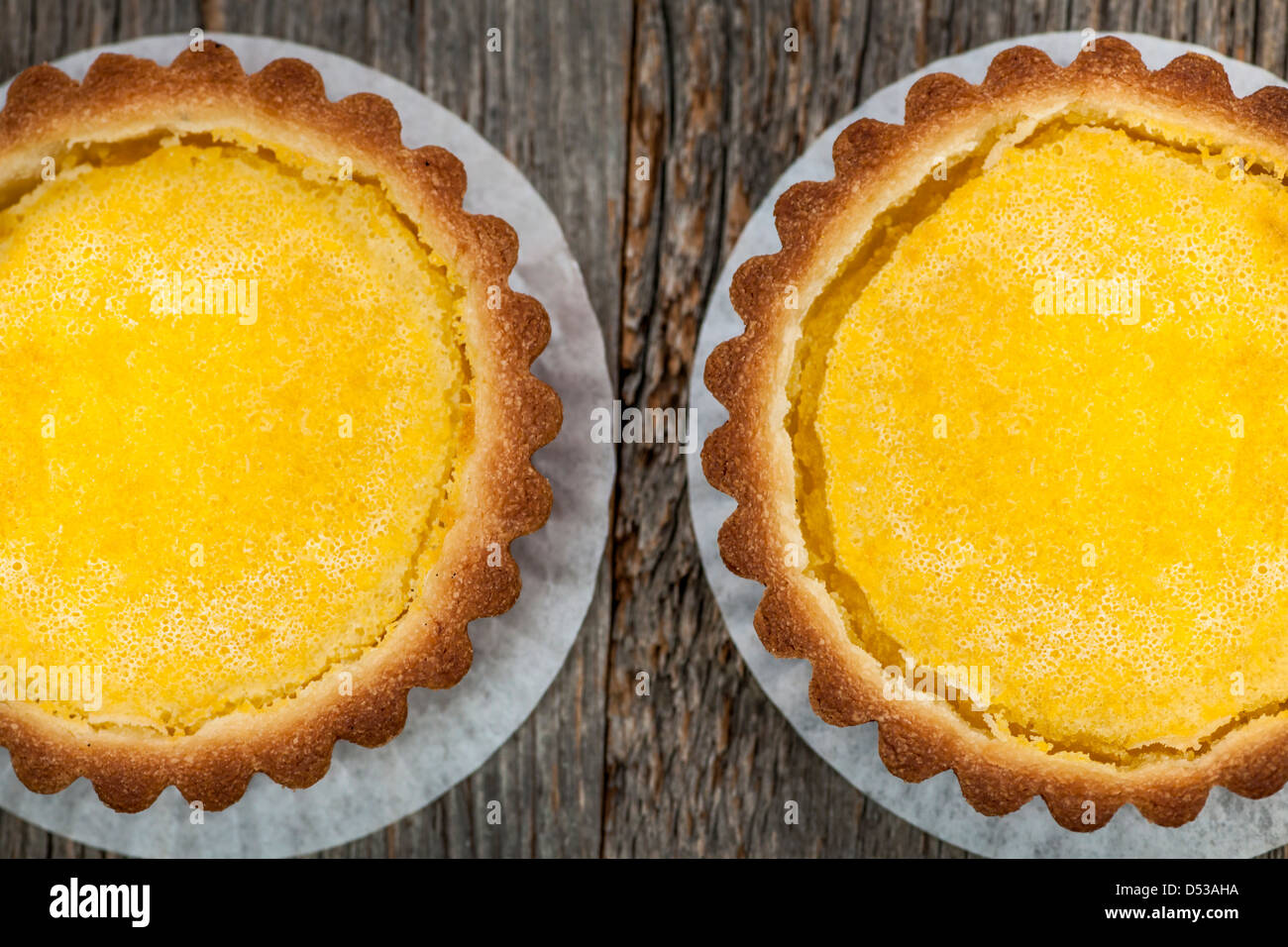 Zwei frische Gourmet-Zitrone Dessert Torten auf Holz Hintergrund von oben Stockfoto