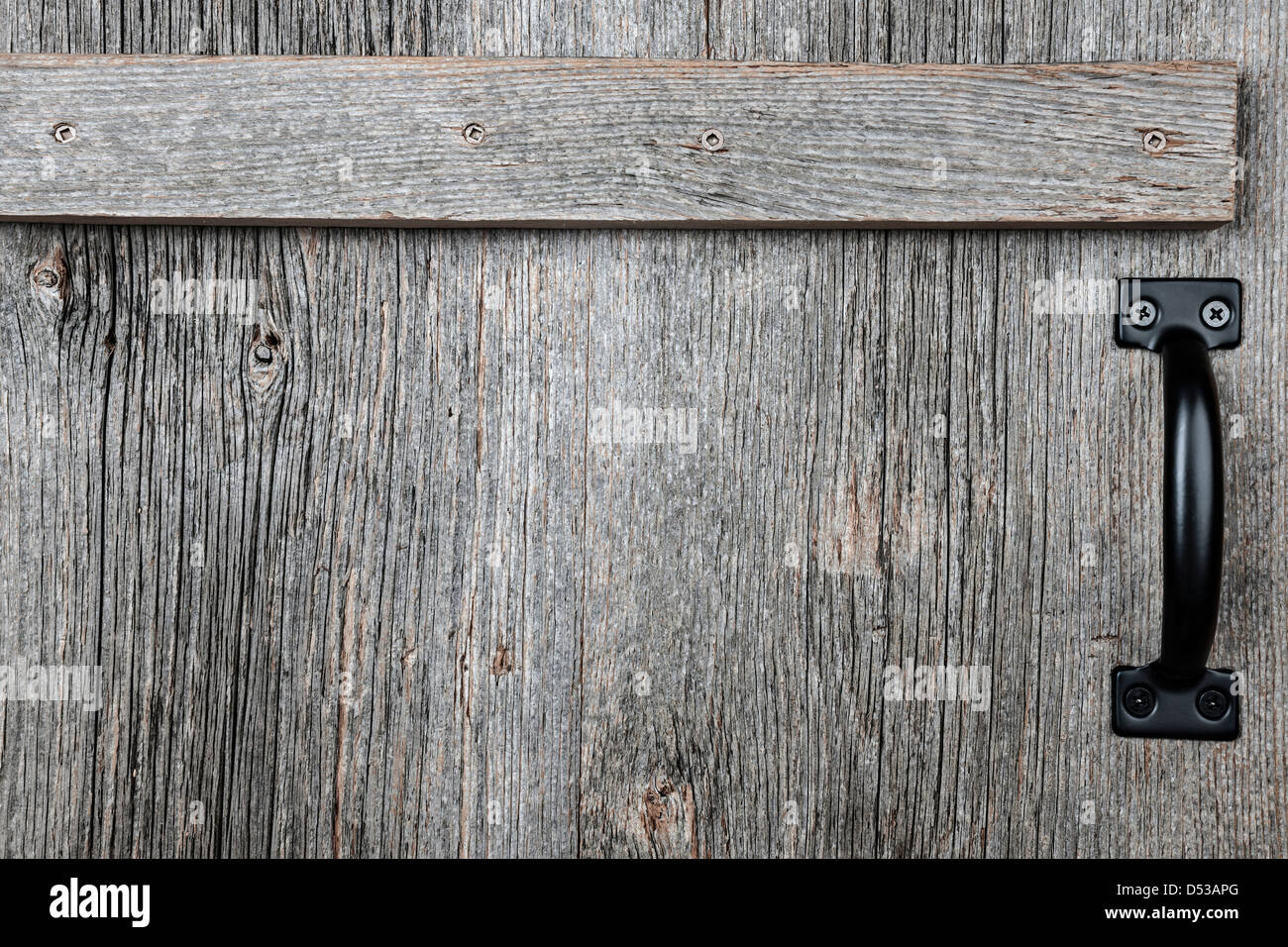 Distressed rustikale Scheune Holztür mit Griff als strukturierten Hintergrund Stockfoto