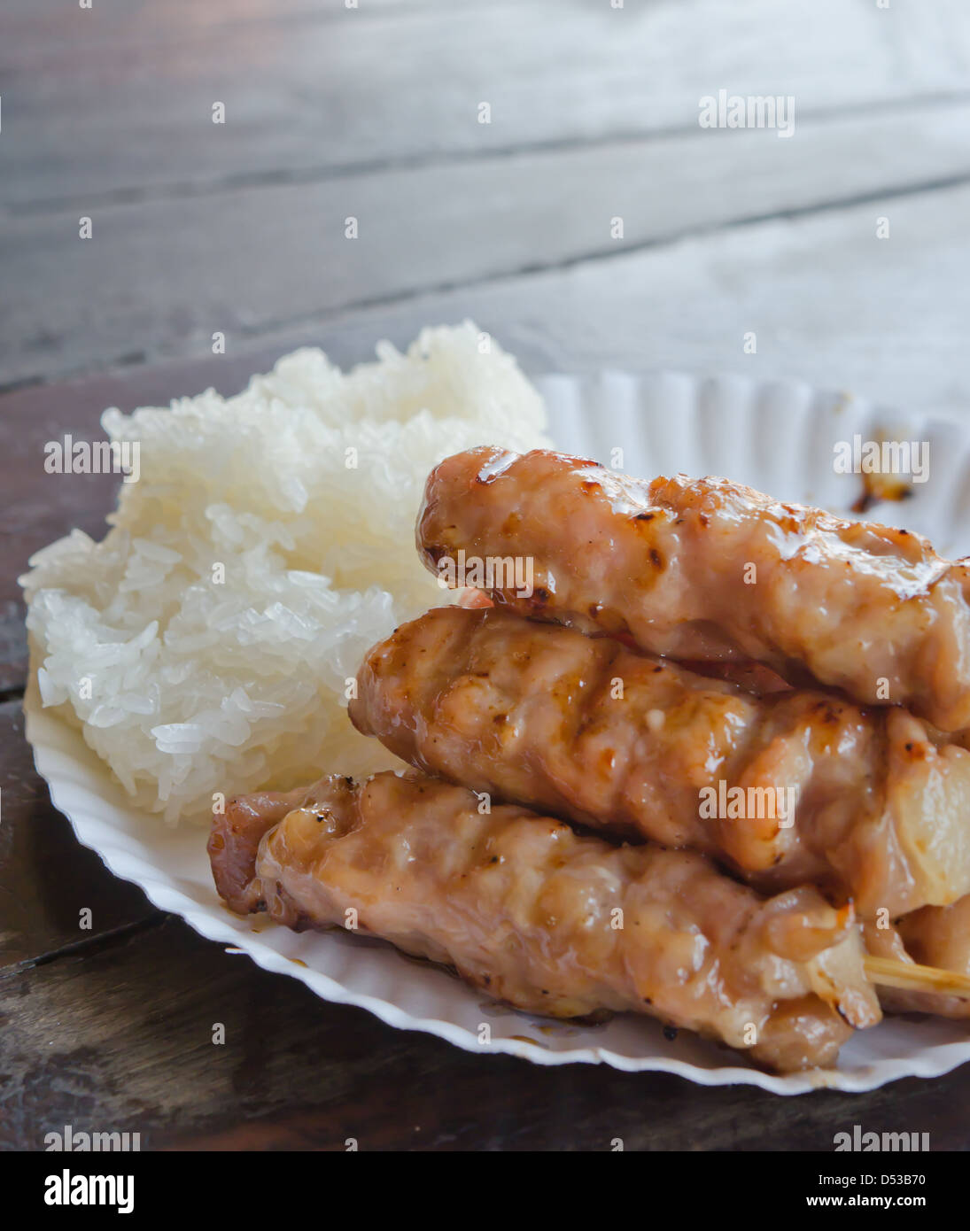 Gegrilltes Schweinefleisch und klebrigen Reis auf Pappteller hautnah Stockfoto