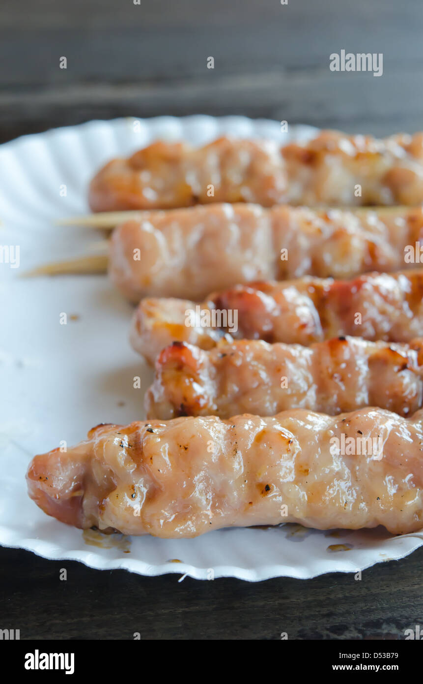 Gegrilltes Schweinefleisch mariniert süßen Soße auf weißem Papierteller Stockfoto