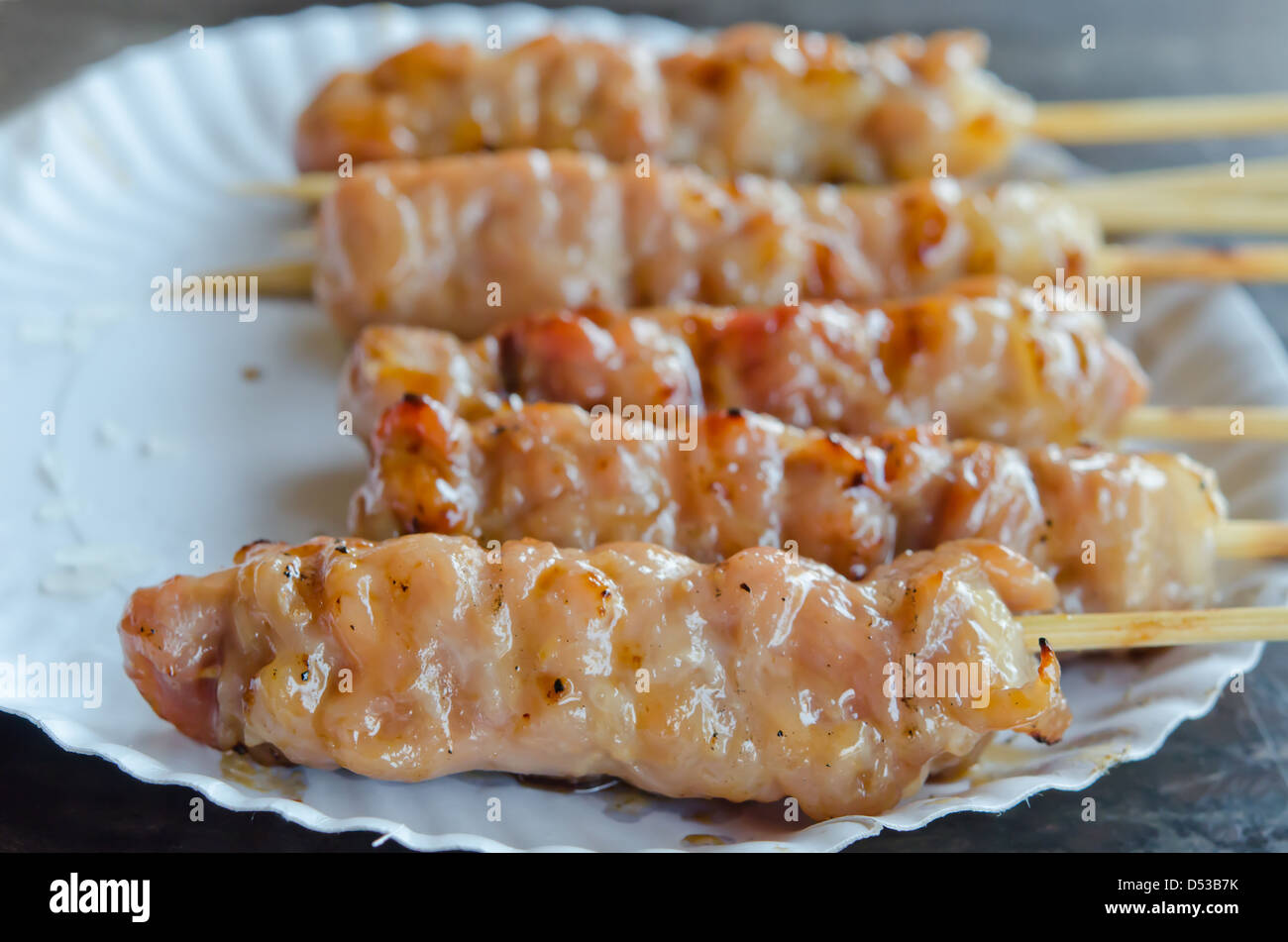 Gegrilltes Schweinefleisch mariniert süßen Soße auf weißem Papierteller hautnah Stockfoto