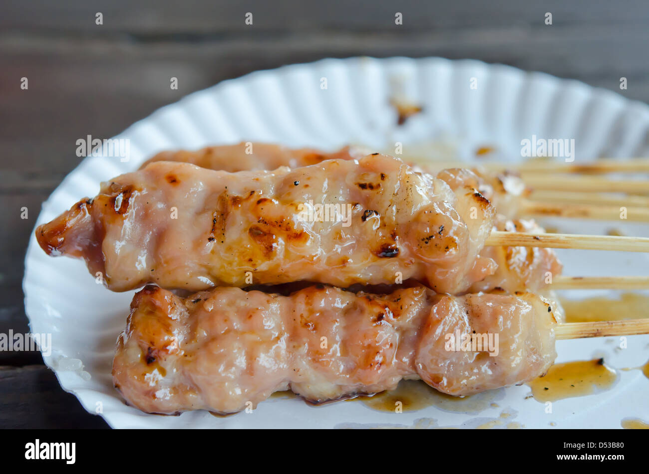 Gegrilltes Schweinefleisch auf weißem Papierteller hautnah Stockfoto