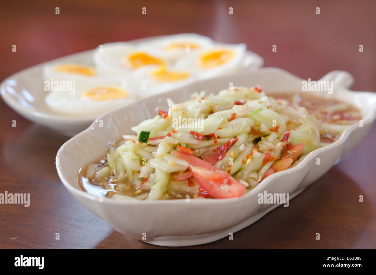 würziger Gurkensalat serviert mit gekochtem Ei Stockfoto