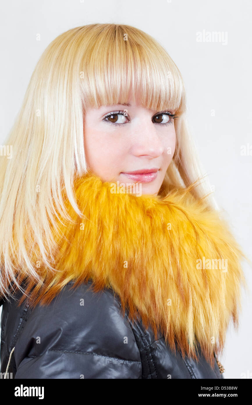 Close-up Portrait von eine schöne schwere Blondine mit langen Haaren in eine Lederjacke mit Pelzkragen Stockfoto