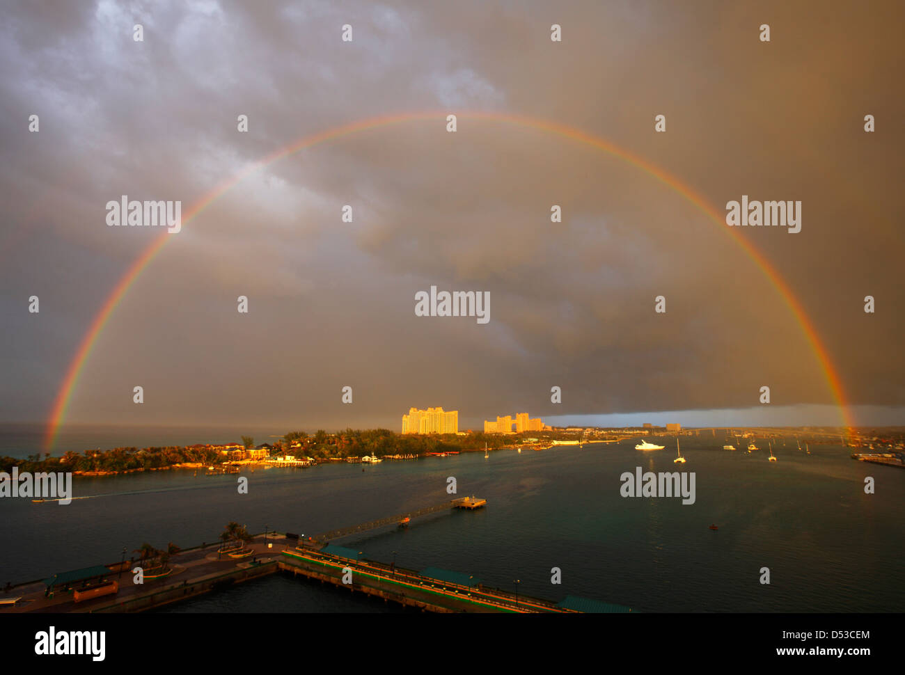 Regenbogen über Atlantis Resort In Nassau, Bahamas Stockfoto