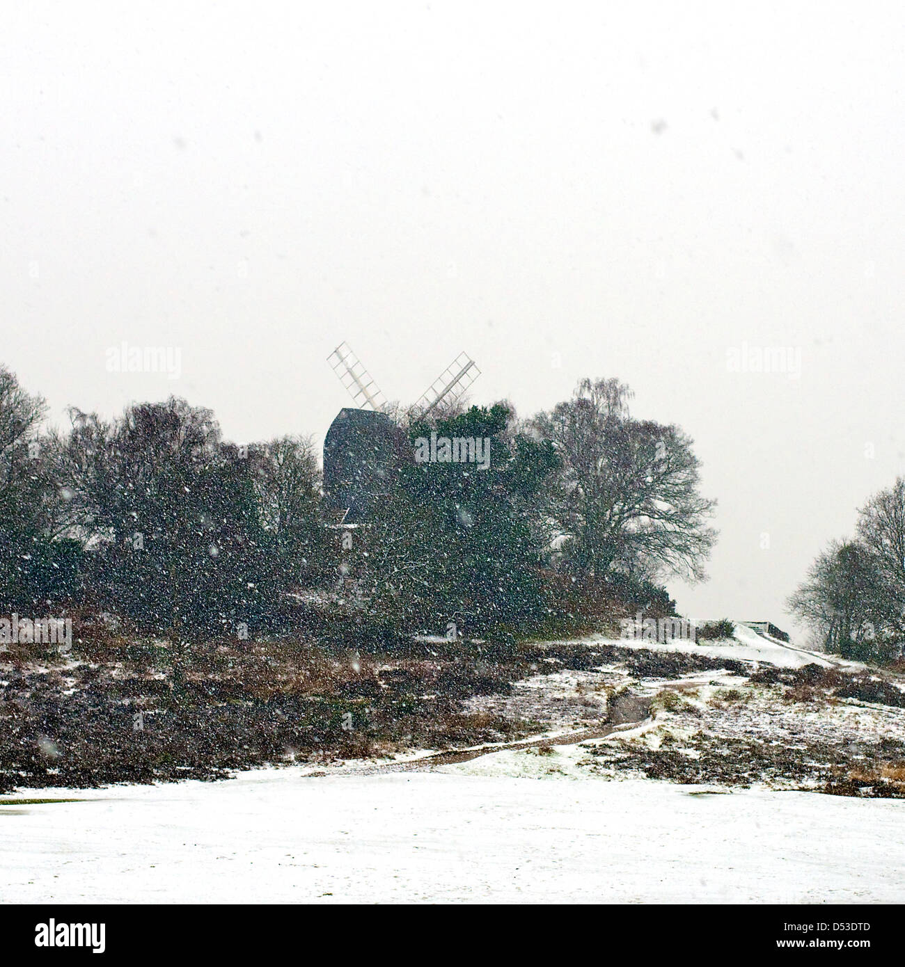 Reigate, Surrey, UK 23. März 2013. Reigate Heide und die alten Postmill Windmühle im Schnee.  Foto von Lindsay Constable / Alamy Live News Stockfoto