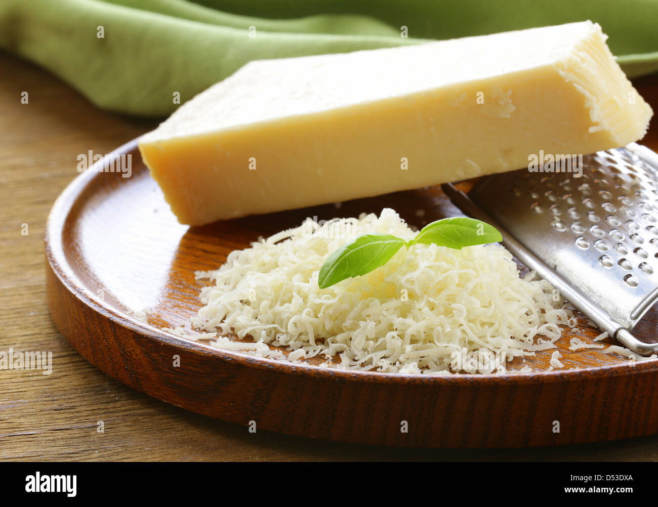 geriebenen Parmesan-Käse und Metall-Reibe auf Holzplatte Stockfoto