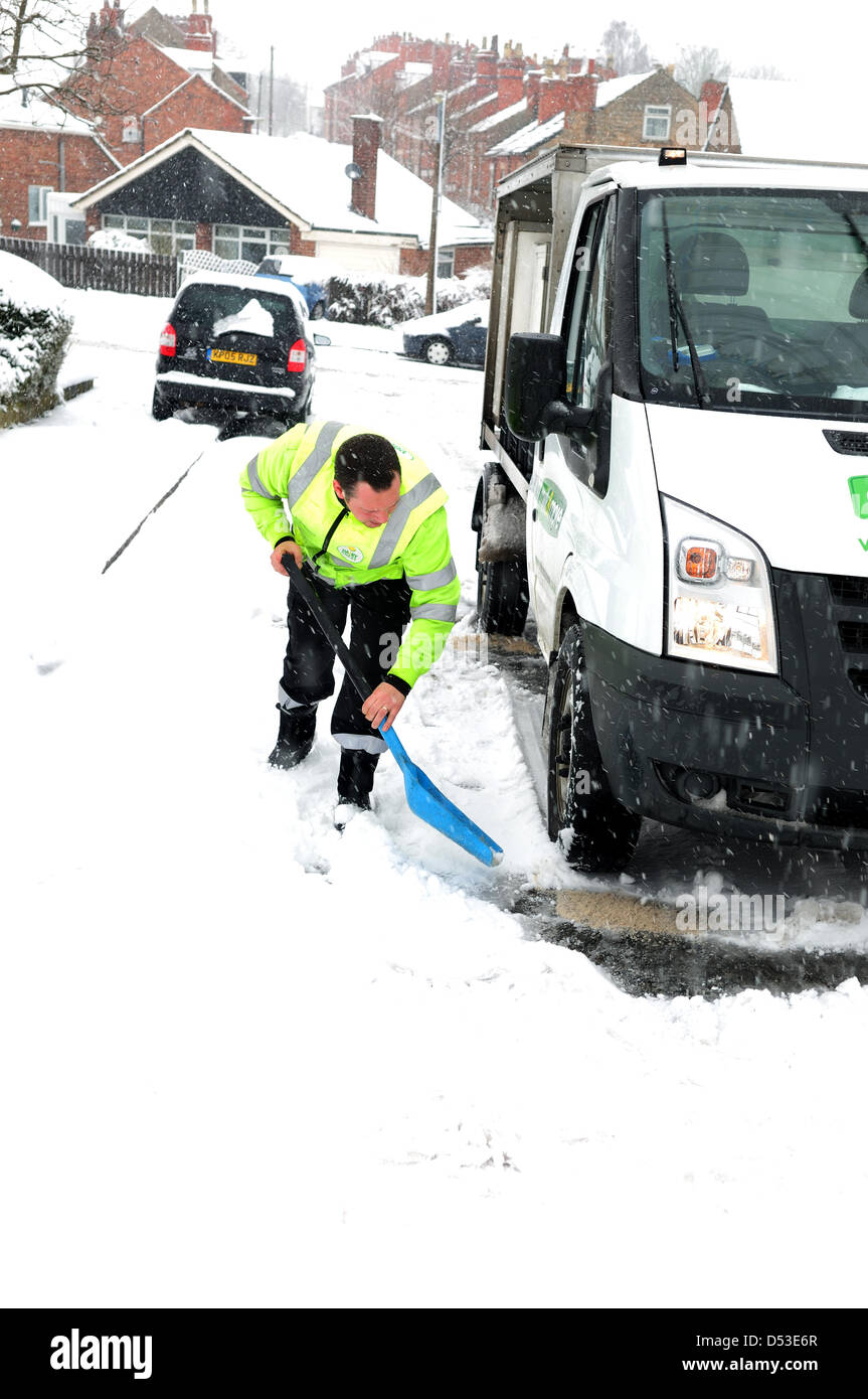 Hucknall, Notts, UK. 23. März 2013. Schnee weiterhin hinzufügen bereits tief snow.Milkmans Fahrzeug im Schnee stecken. Bildnachweis: Ian Francis / Alamy Live News Stockfoto