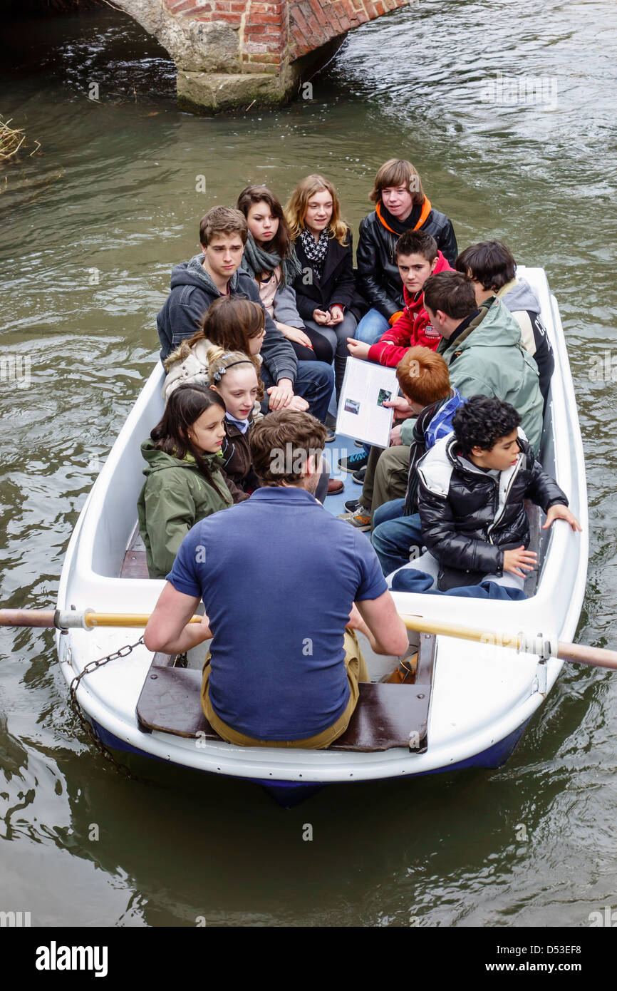 Studenten der Schule Späten Jahreszeit für eine Reise auf dem Fluss Stour, Canterbury, Kent. Canterbury River Tours Stockfoto