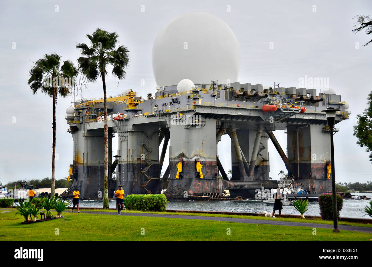Sea-Based X-Band Radar-Plattform zu bewegen beginnt, Form gemeinsame Basis Pearl Harbor-Hickam 22. März 2013 in Pearl Harbor, Hawaii. Das Radarsystem ist ein wichtiger Teil der Anti-Raketenabwehr und durchläuft einen halbjährlichen Systemcheck auf hoher See. Stockfoto
