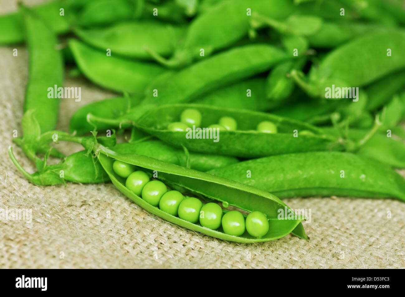 grüne Erbse auf Sack closeup Stockfoto