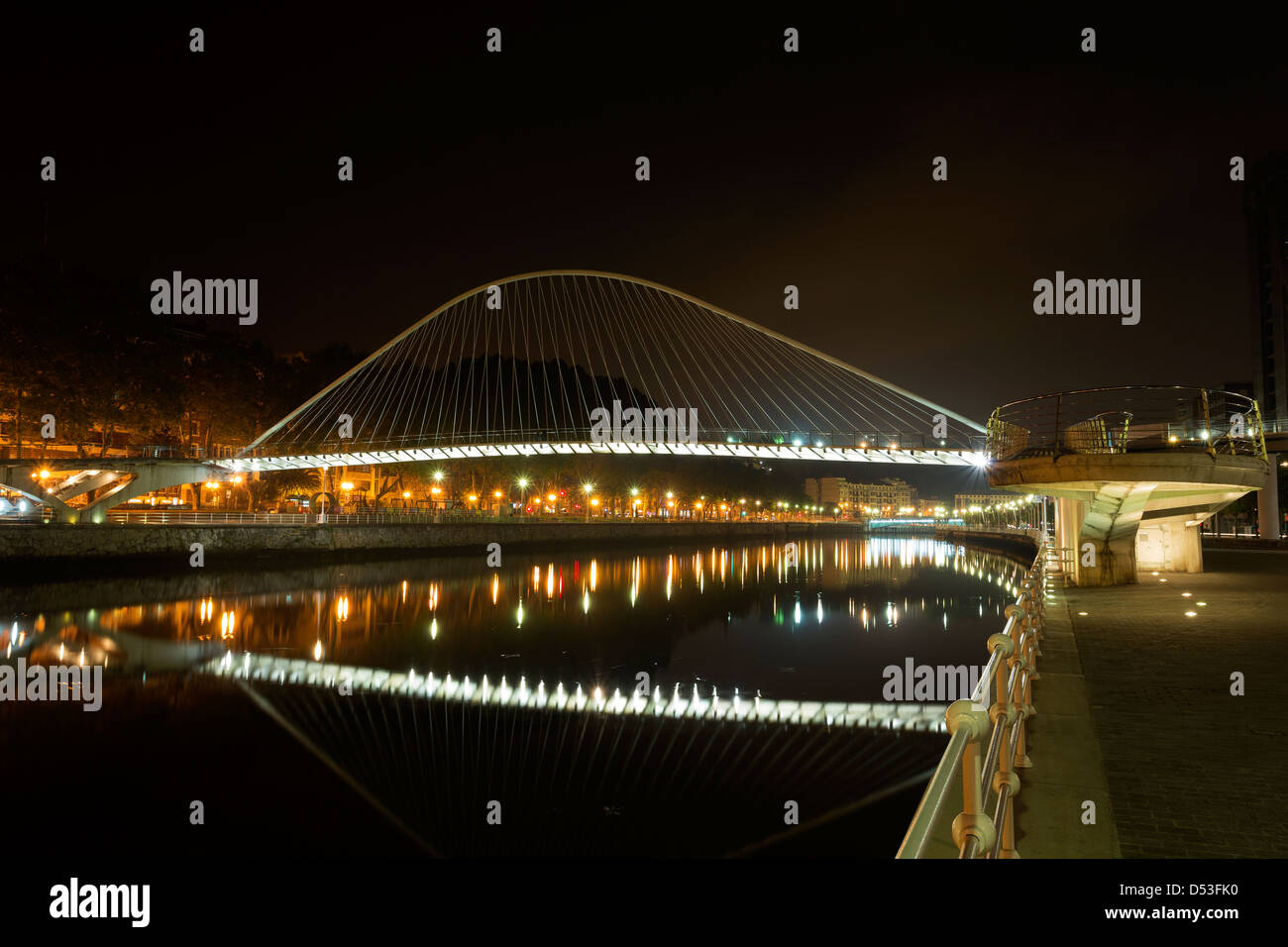 Zubizuri Brücke Bilbao Stockfoto
