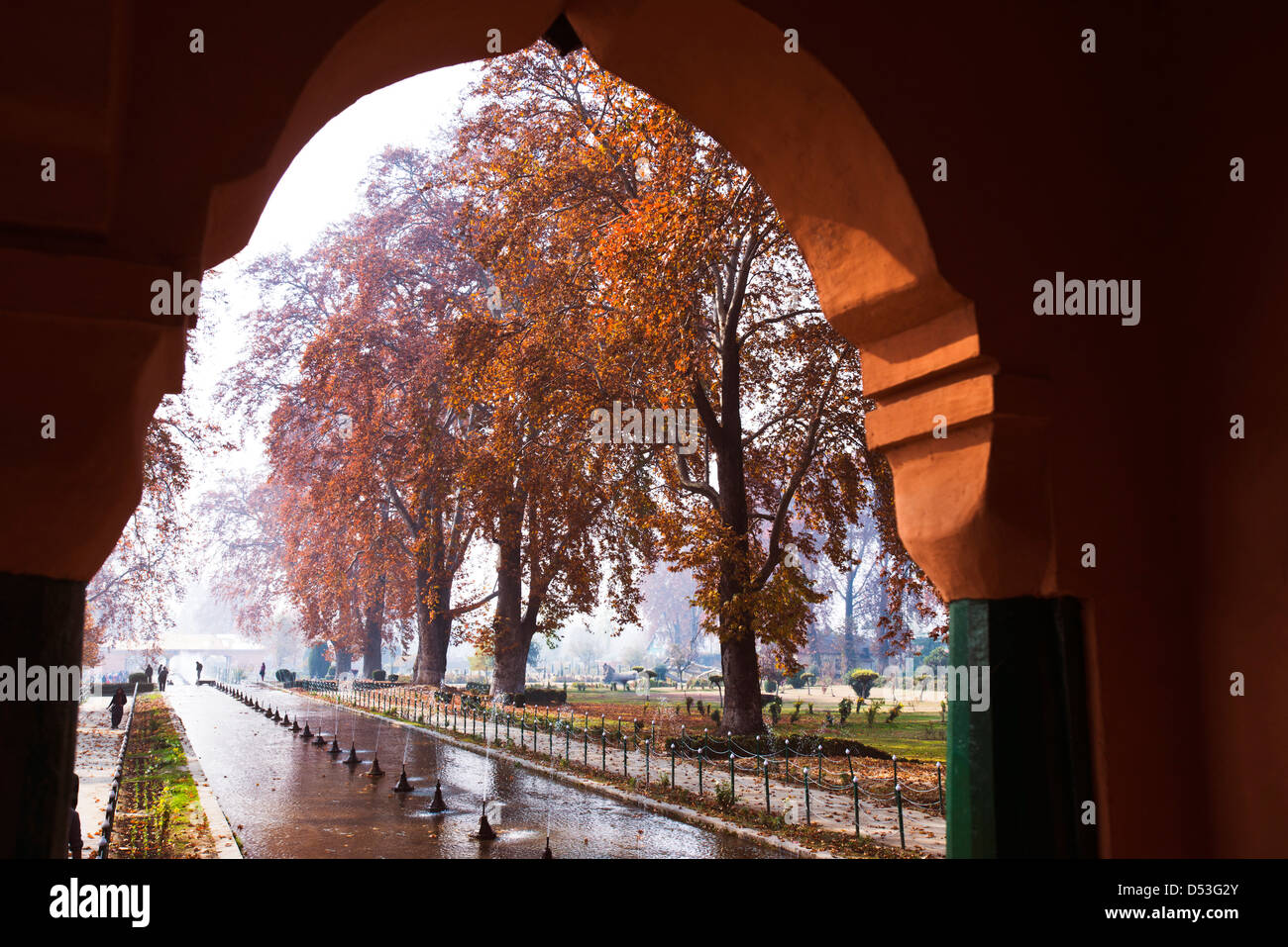 Brunnen in einem Garten gesehen von einem Bogen, Shalimar Bagh, Srinagar, Jammu und Kaschmir, Indien Stockfoto