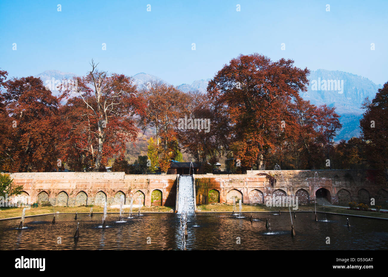 Brunnen im Garten, Nishat Bagh, Srinagar, Jammu und Kaschmir, Indien Stockfoto