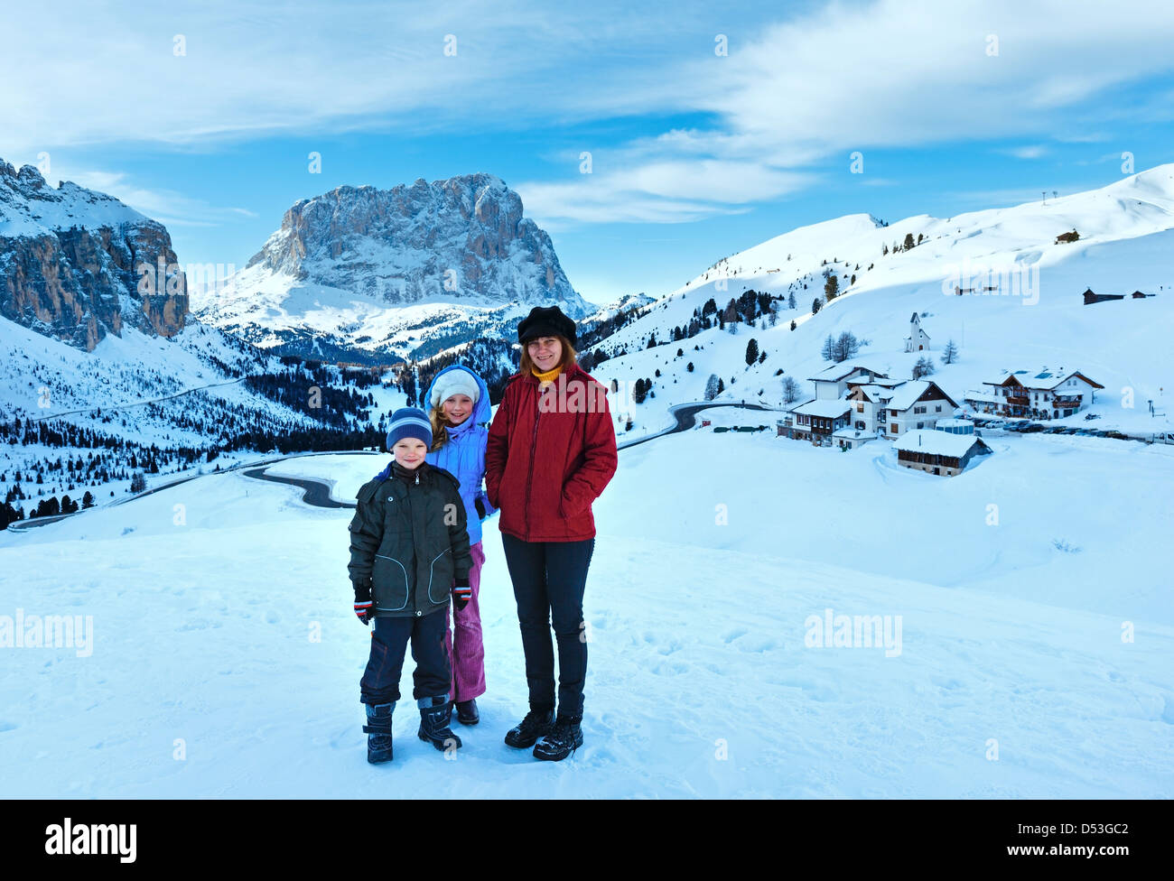 Familie am Morgen Winter Gebirgshintergrund. Grödner Joch in den Dolomiten von Südtirol im Nordosten Italiens. Stockfoto