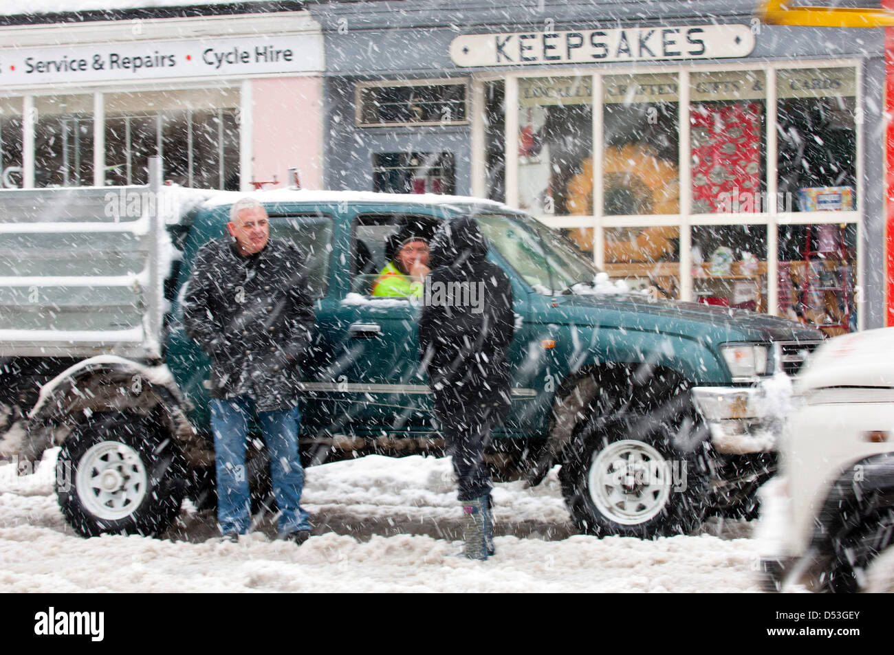 Llangollen, UK. 23. März 2013. Schnee hat ganze Nacht gefallen und die Stadt ist auf der Straße mit Ausnahme von Allradfahrzeugen abgeschnitten. In den frühen Morgenstunden gab es ein Stromausfall und die ganze Stadt ist ohne Strom. Mobilfunkmasten sind auch außer Gefecht, benutzen Leute BT Telefonzellen. Seit dem Start am Freitagmorgen ist etwa einen halben Meter Schnee gefallen. Photo Credit: Graham M. Lawrence. Alamy Live-Nachrichten. Stockfoto