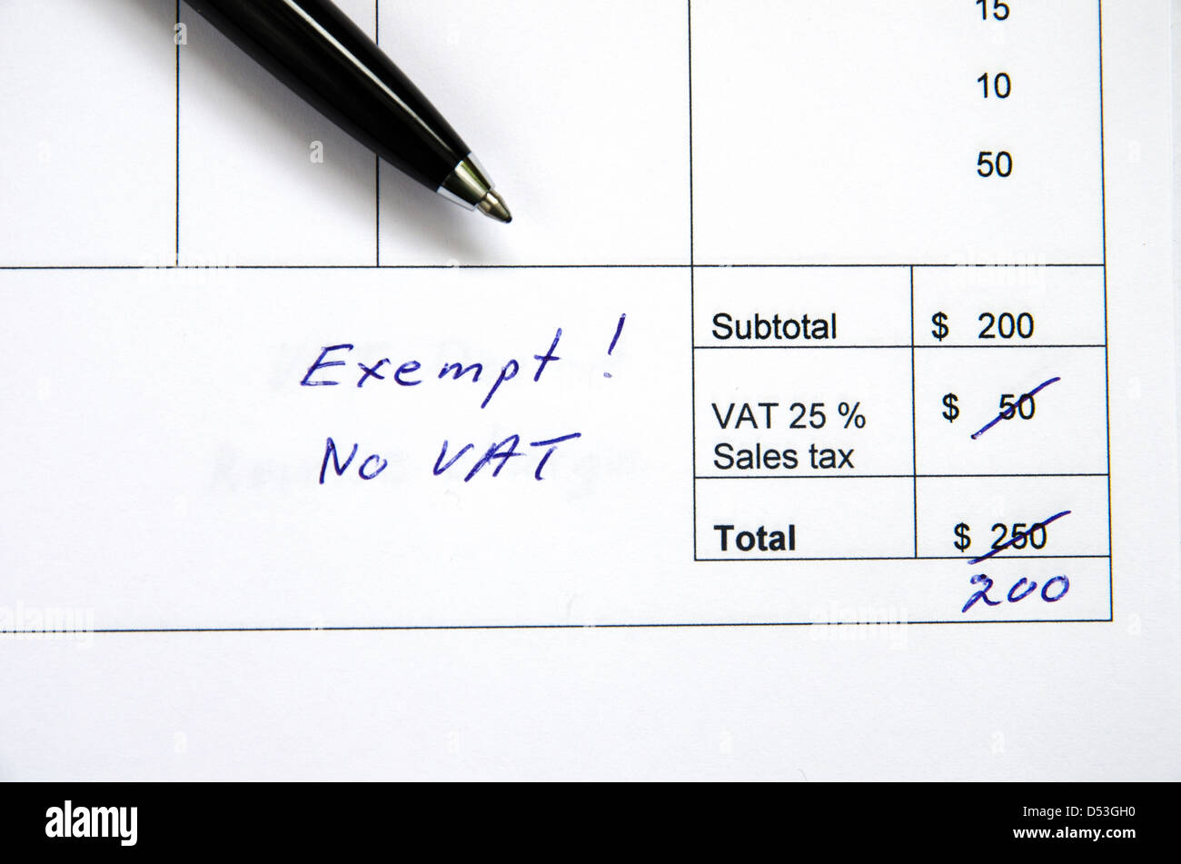Detail von einer Rechnung mit dem Gesamtbetrag geändert, weil falsche Mehrwertsteuerfrei. Stockfoto
